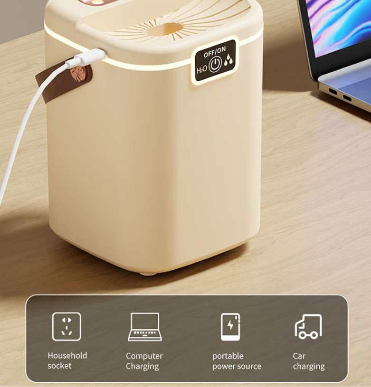 Ein beigefarbener Luftbefeuchter mit Netzkabel steht auf einem Tisch. Symbole zum Aufladen von Geräten befinden sich unten.