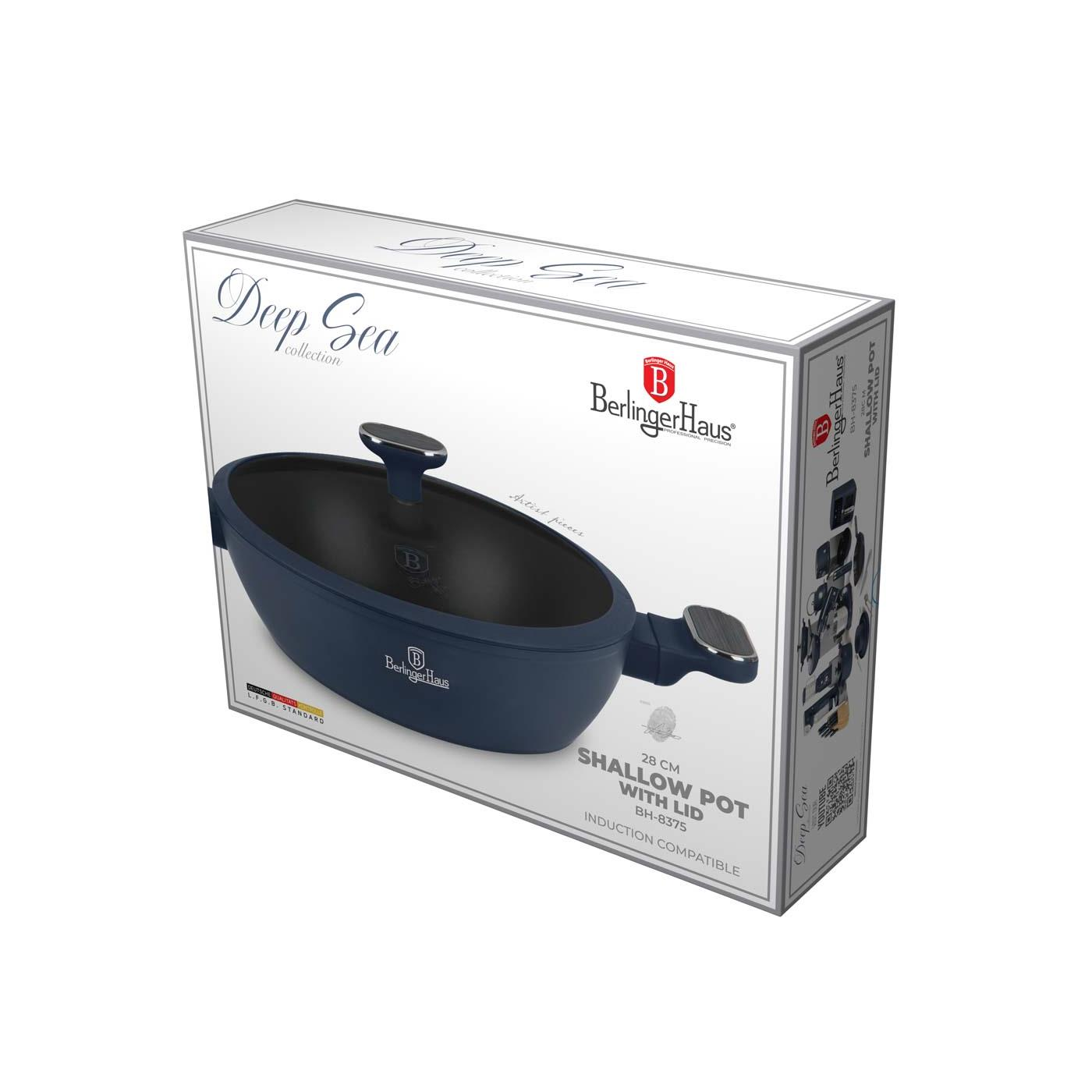 Una olla baja Berlinger Haus azul marino con tapa se muestra en su embalaje. La caja tiene la marca Deep Sea collection.