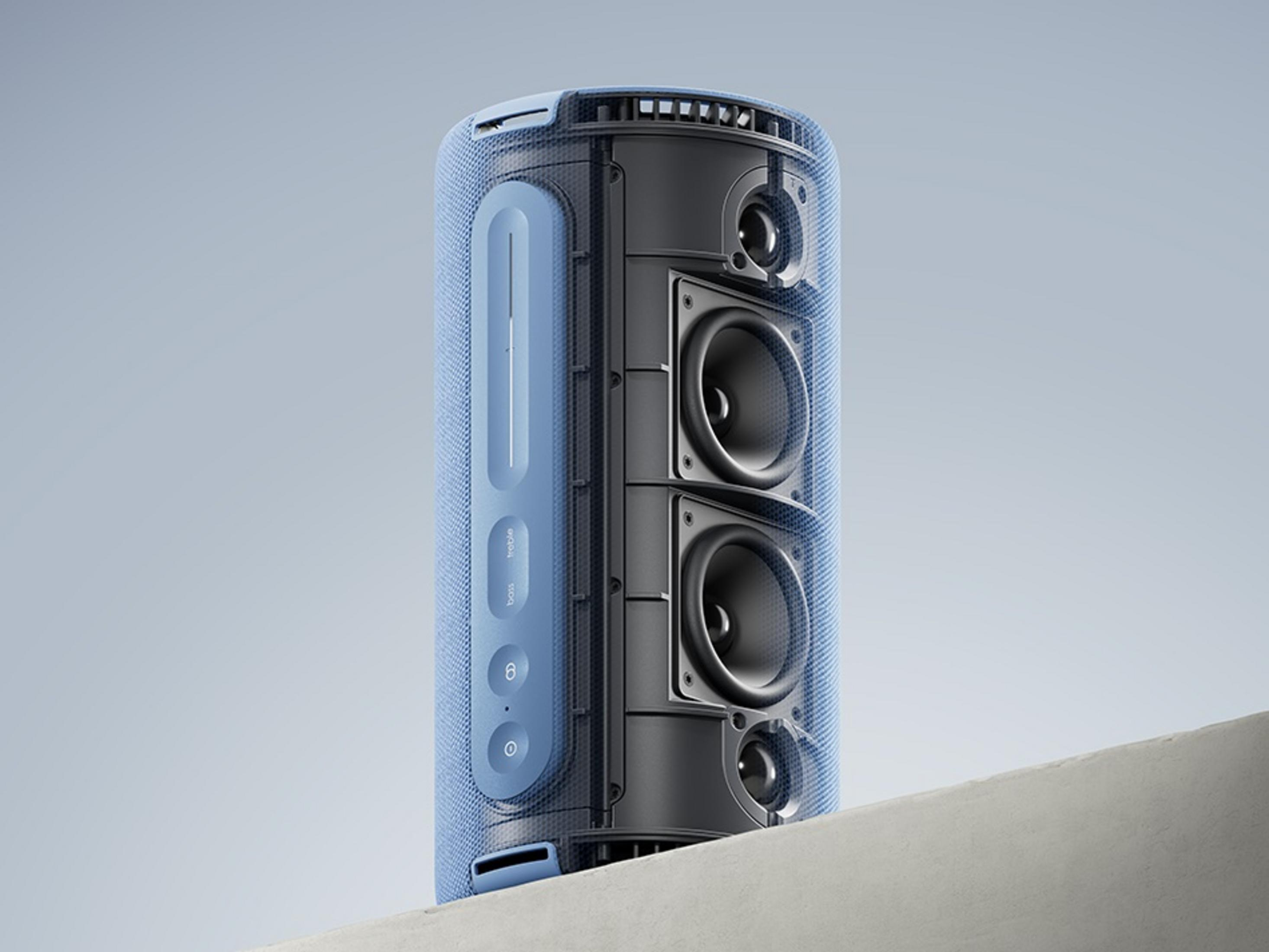 Niebiesko-czarny głośnik z przyciskami, regulacją basów i głośności. Widoczne wiele głośników.