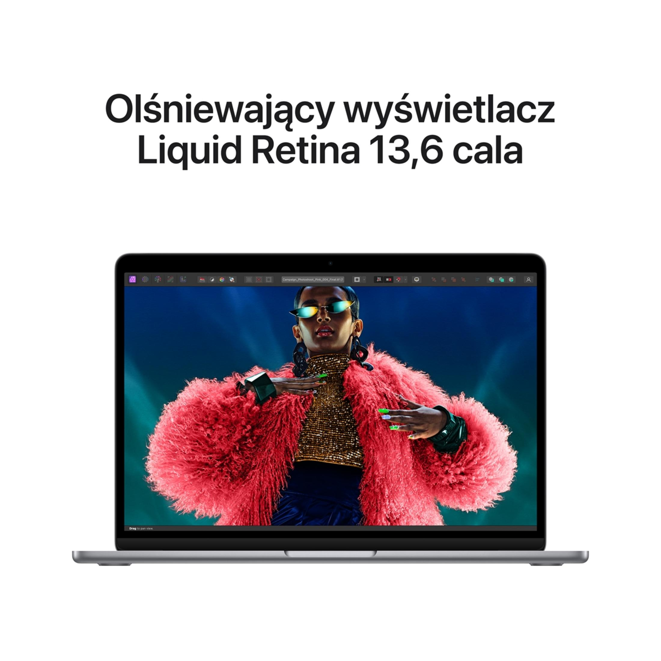 Laptop wyświetla osobę w czerwonej, puszystej kurtce i okularach przeciwsłonecznych. Tekst: 'Liquid Retina 13,6 cala'.