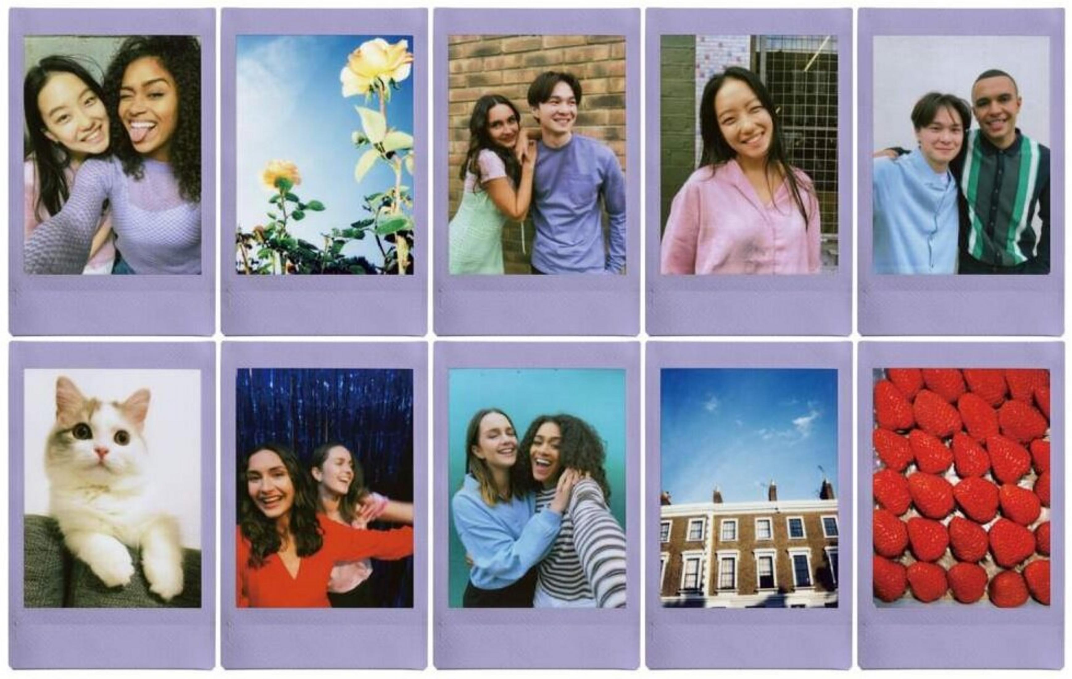 Dos mujeres sonrientes posan juntas en una instantánea con un borde lavanda.