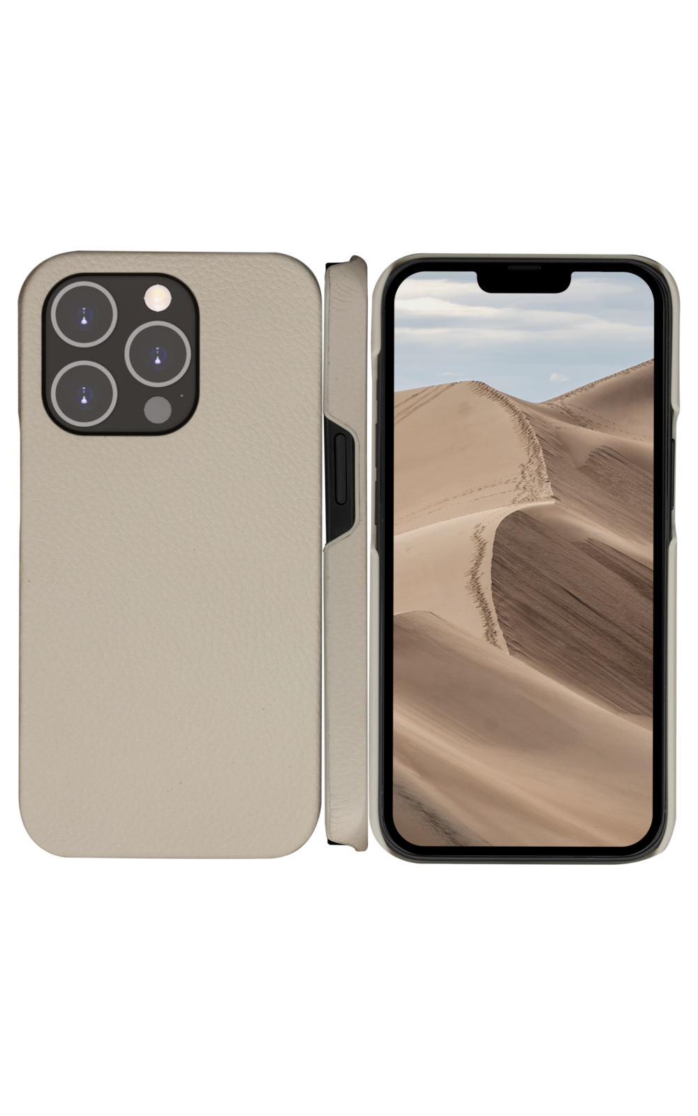 Un iPhone in una custodia di pelle beige. Lo schermo mostra una scena desertica con dune e cielo nuvoloso.