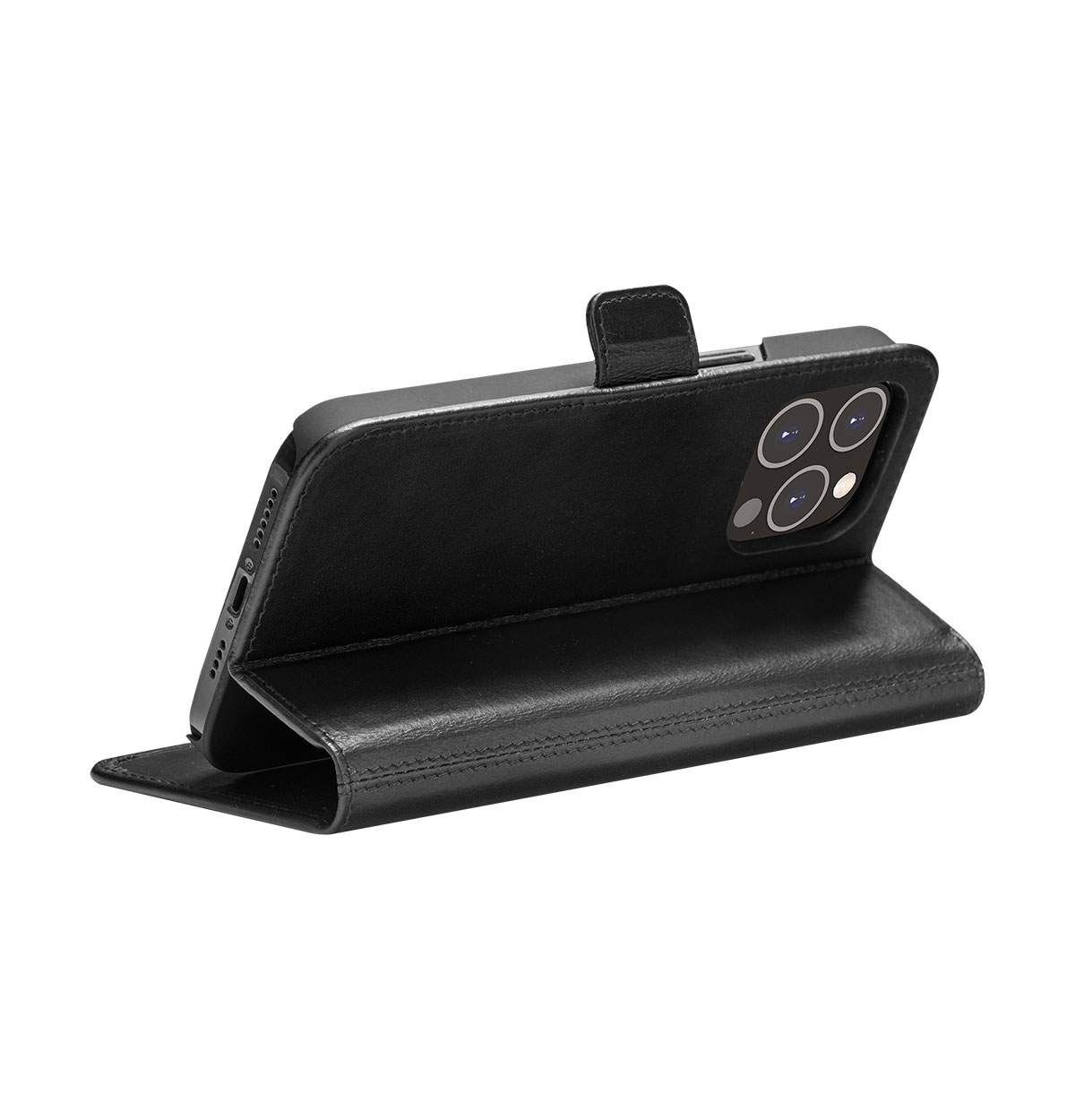 Una custodia per telefono in pelle nera è aperta, mostrando il telefono. Il telefono ha una fotocamera a tripla lente. La custodia è cucita.