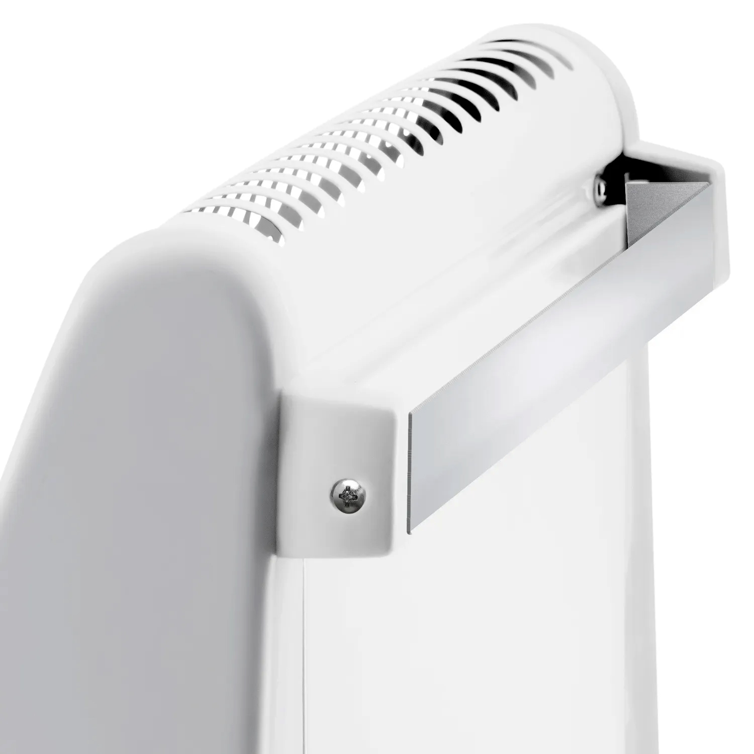 Close-up van een witte elektrische kachel. Het heeft een gebogen bovenkant met ventilatieopeningen en een zilveren metalen rand.