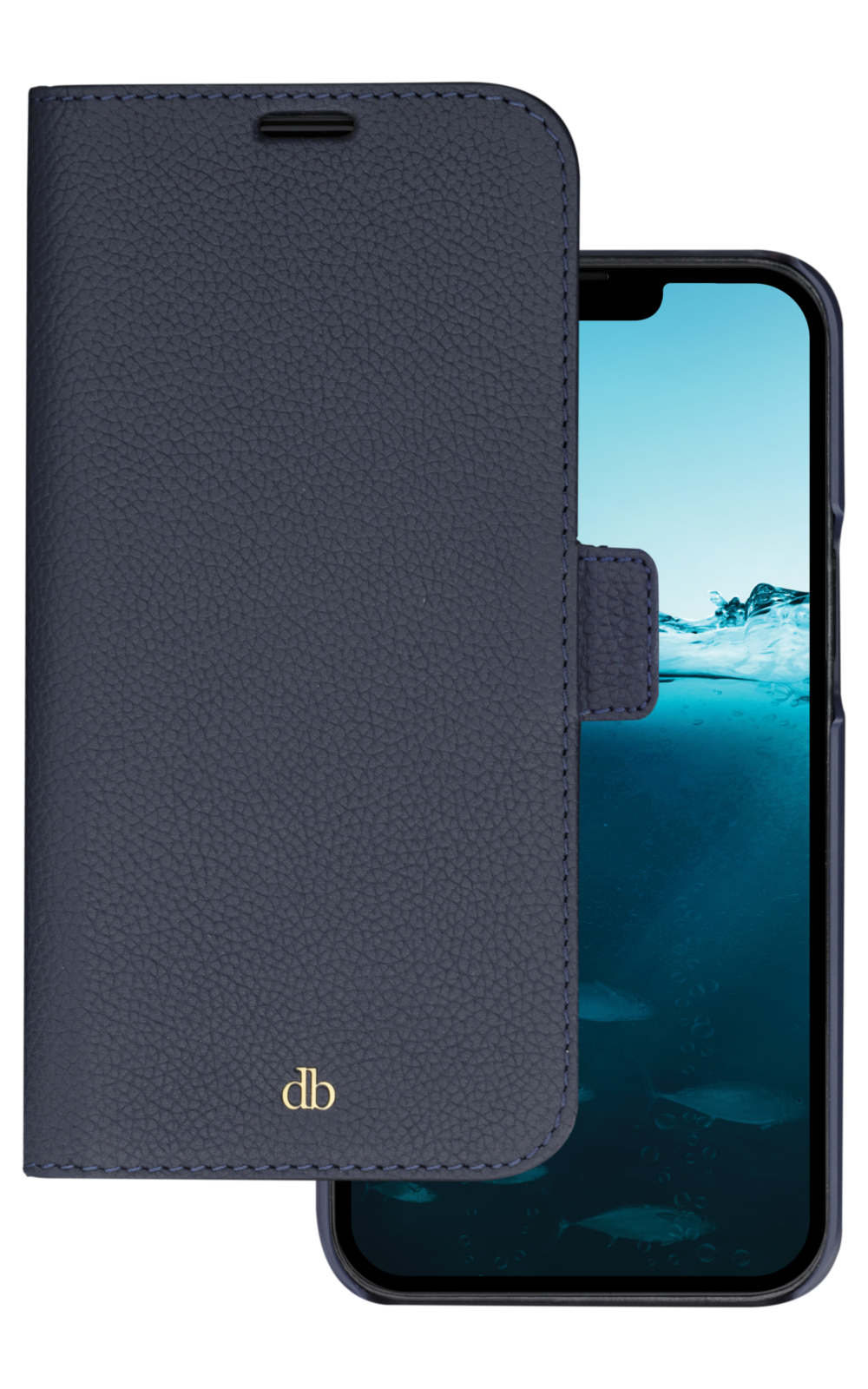 Una custodia per telefono in pelle blu navy con un telefono all'interno. Il telefono mostra una scena subacquea. La custodia ha un logo 'db' dorato.
