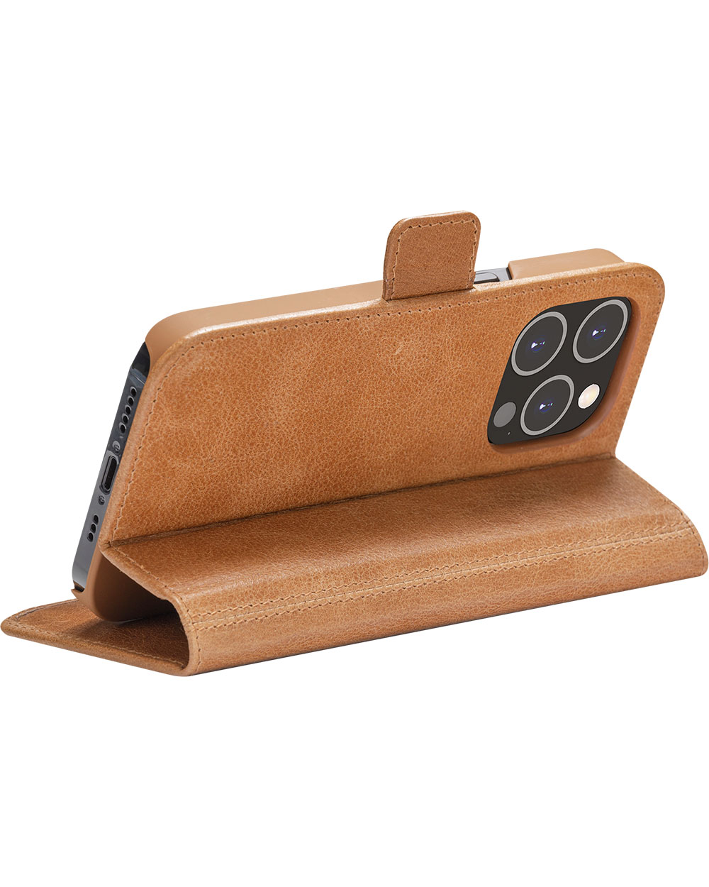 Una custodia per telefono in pelle marrone è aperta, rivelando un telefono. La custodia ha una chiusura magnetica. Le lenti della fotocamera del telefono sono visibili.