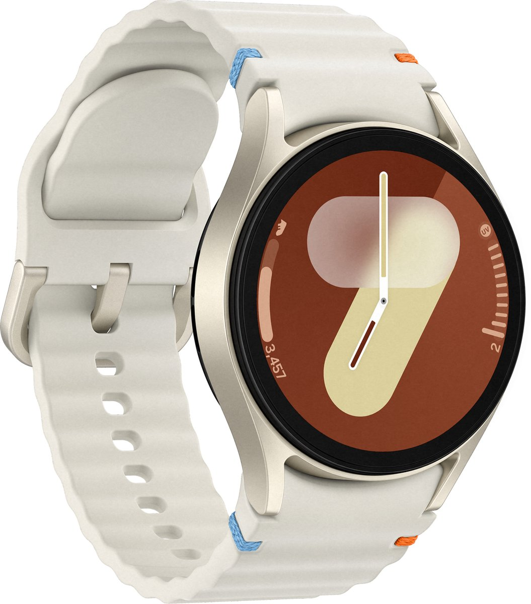 Uno smartwatch color crema con cinturino bianco. Il quadrante è marrone e beige, con lancette e numeri. Accenti blu e arancioni.