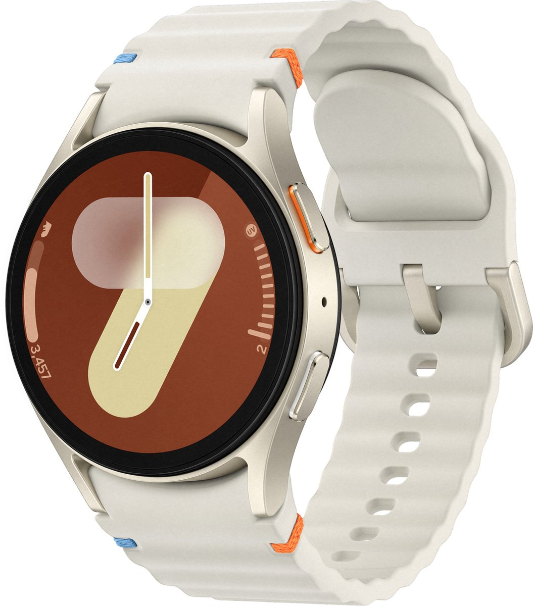 Primo piano di uno smartwatch con cinturino bianco. Il quadrante mostra l'ora e dettagli arancioni e blu. Lo sfondo è bianco.
