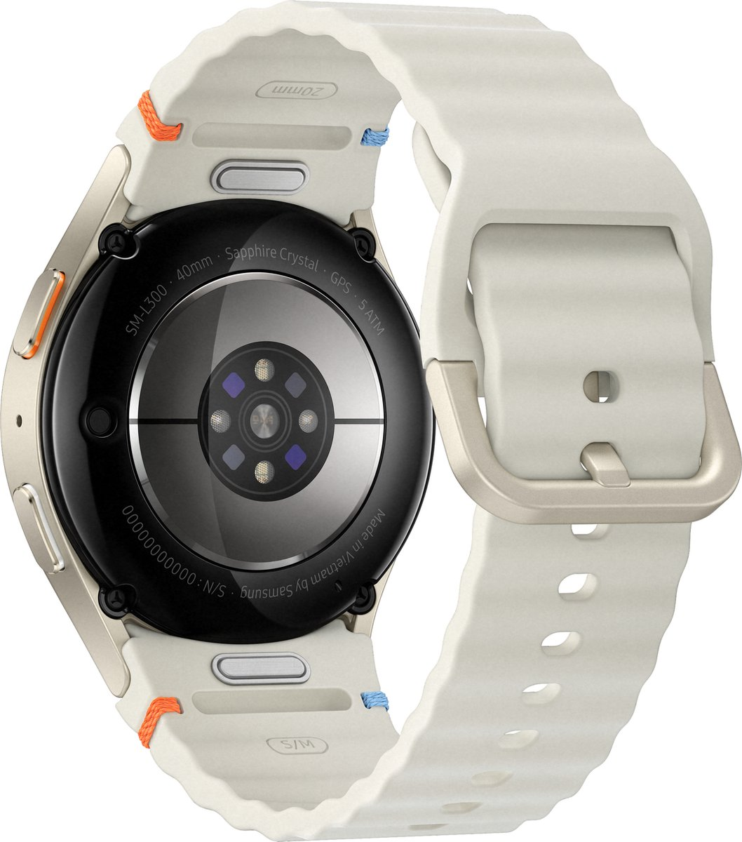 È mostrato il retro di uno smartwatch. Ha un sensore nero, un cinturino bianco ed è prodotto in Vietnam da Samsung.
