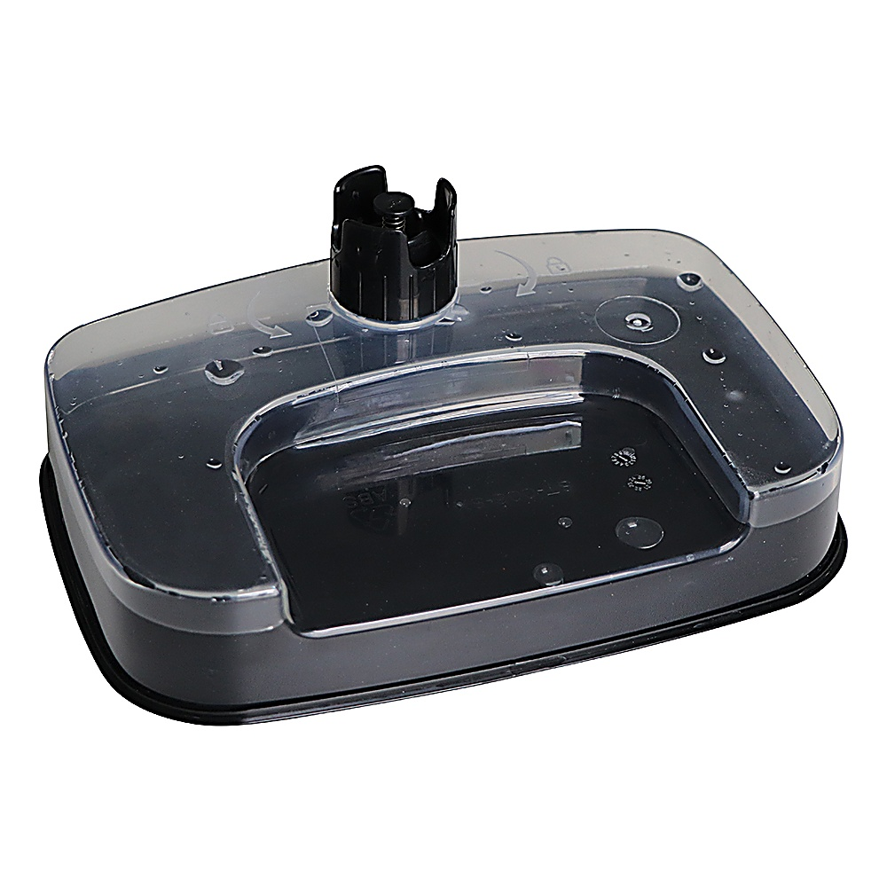 Przezroczysty, prostokątny element z tworzywa sztucznego z czarną podstawą i czarną, karbowaną górą. Są na nim krople wody.