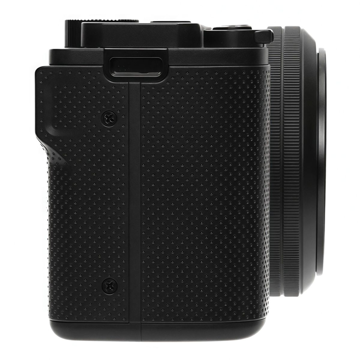 Zijaanzicht van een zwarte camera. Het heeft een getextureerde grip, een lens en diverse knoppen en draaiknoppen. De achtergrond is wit.