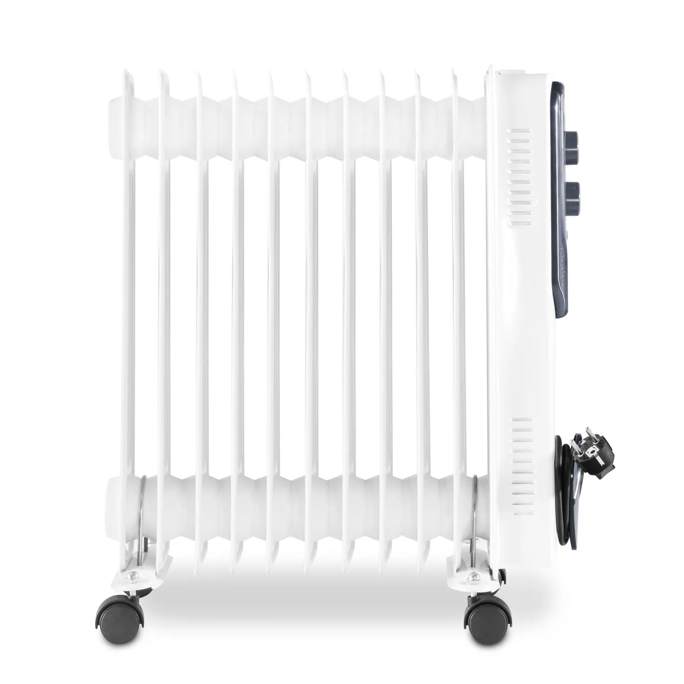 Een witte oliegevulde radiator staat op een wit oppervlak. Het heeft meerdere vinnen, een bedieningspaneel en een netsnoer met stekker.