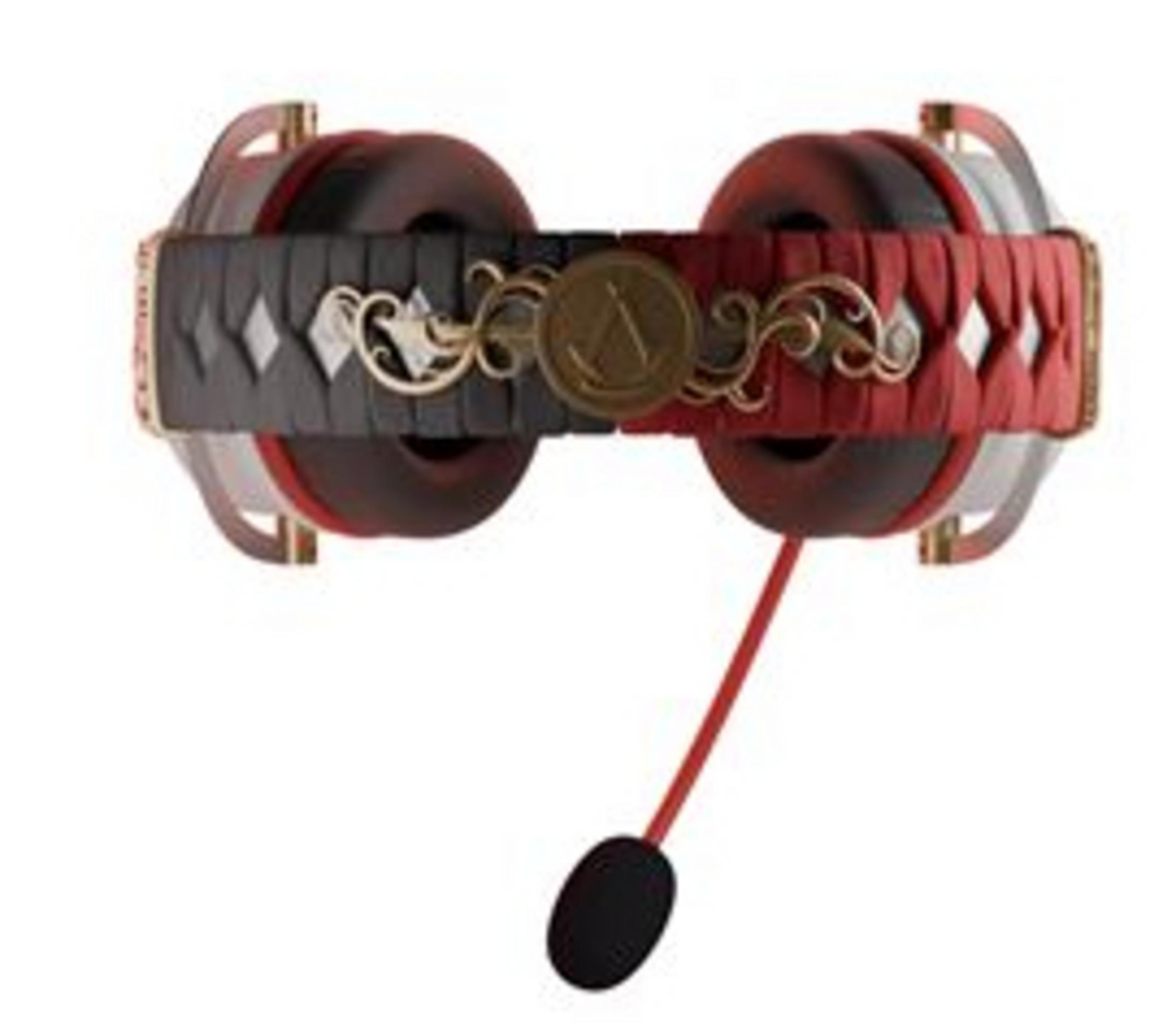 Słuchawki z czerwonymi i czarnymi nausznikami połączonymi ozdobnym pałąkiem. Mikrofon wisi.