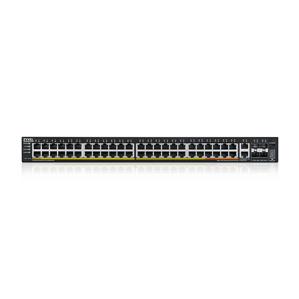 Ein schwarzer Zyxel-Netzwerk-Switch mit vielen Anschlüssen. Lichter und Beschriftungen sind sichtbar. Der Switch befindet sich auf weißem Hintergrund.