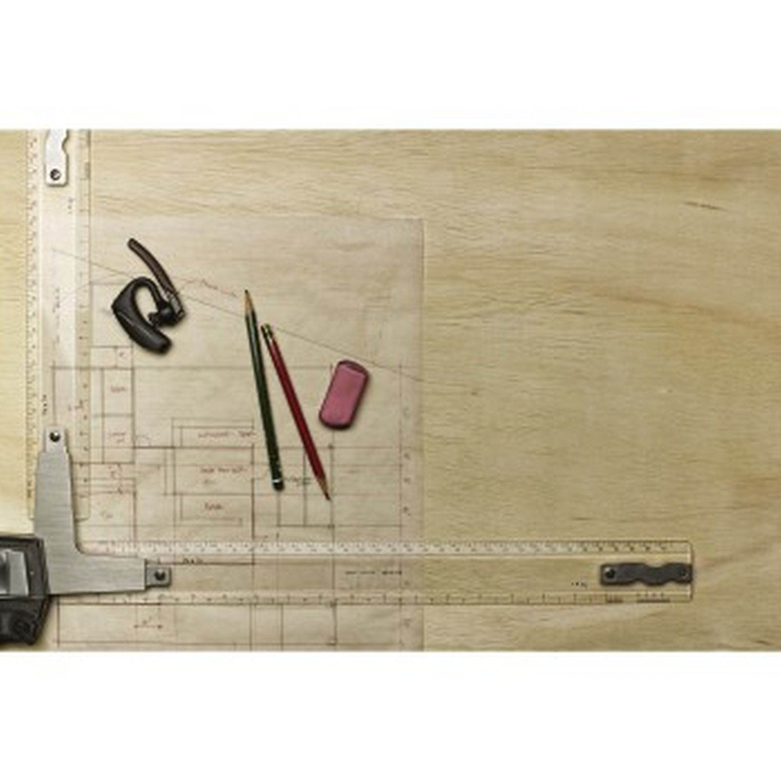 Un progetto con cuffie, matite e gomma su una superficie di legno, con righelli e un calibro.
