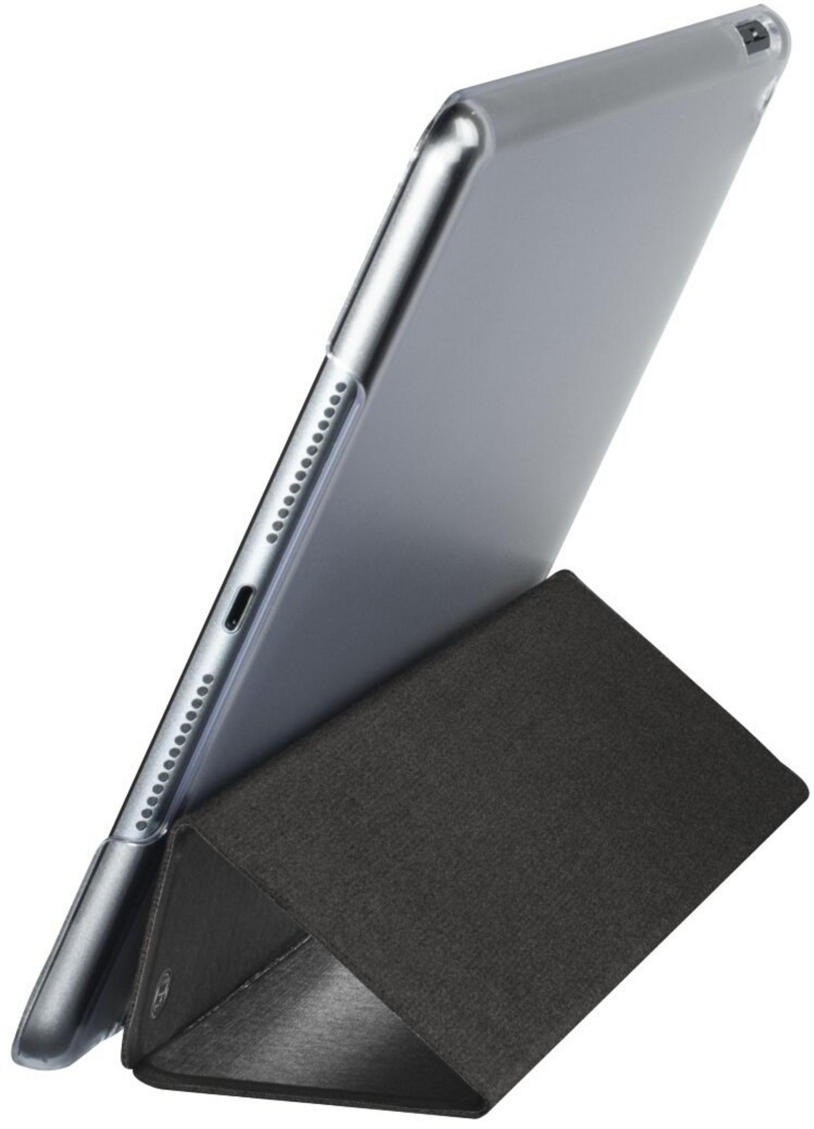 Tablet in dunkler grauer Hülle, auf einer Stütze angewinkelt. Die Hülle ist gefaltet.