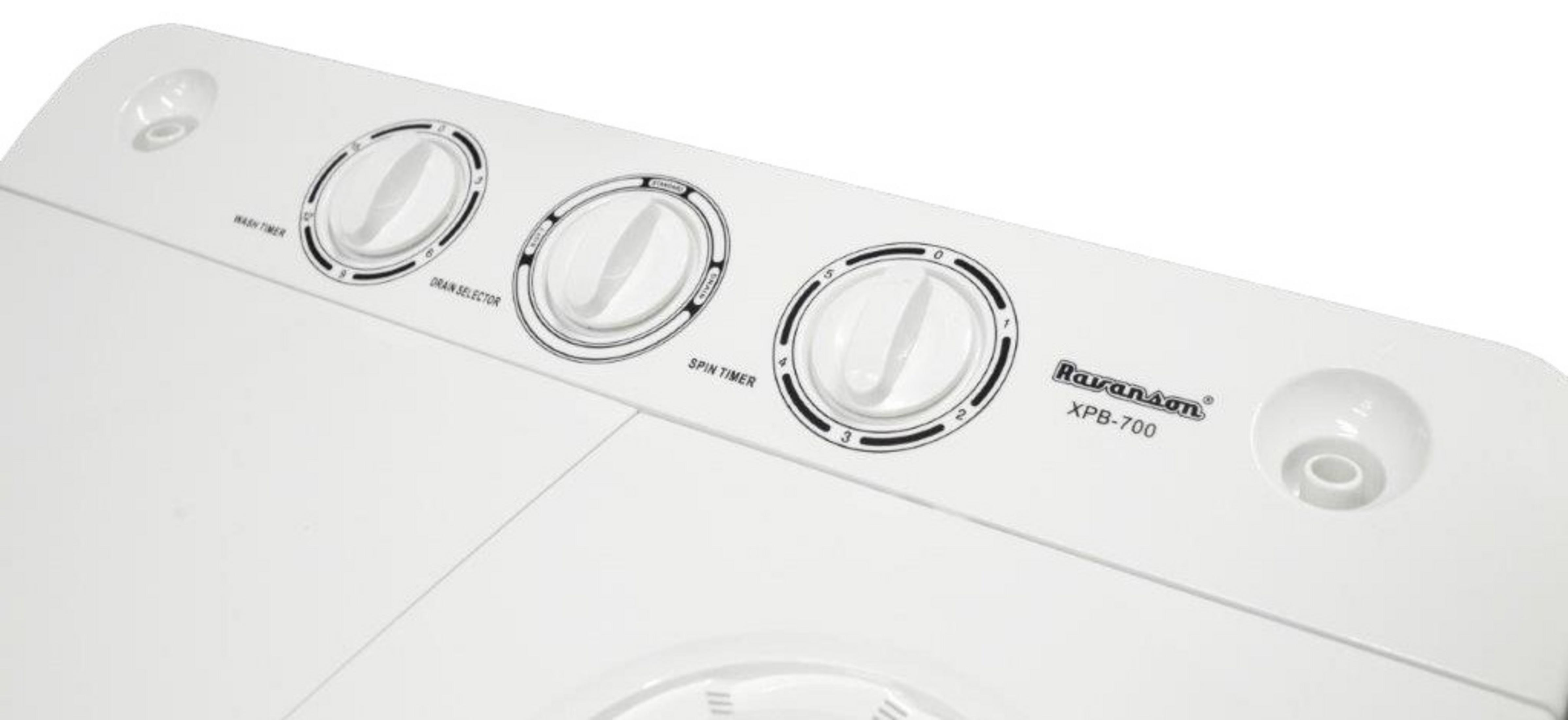 Biała góra pralki z pokrętłami: timer prania, selektor odpływu i timer wirowania. Marka to Ravanson XPB-700.