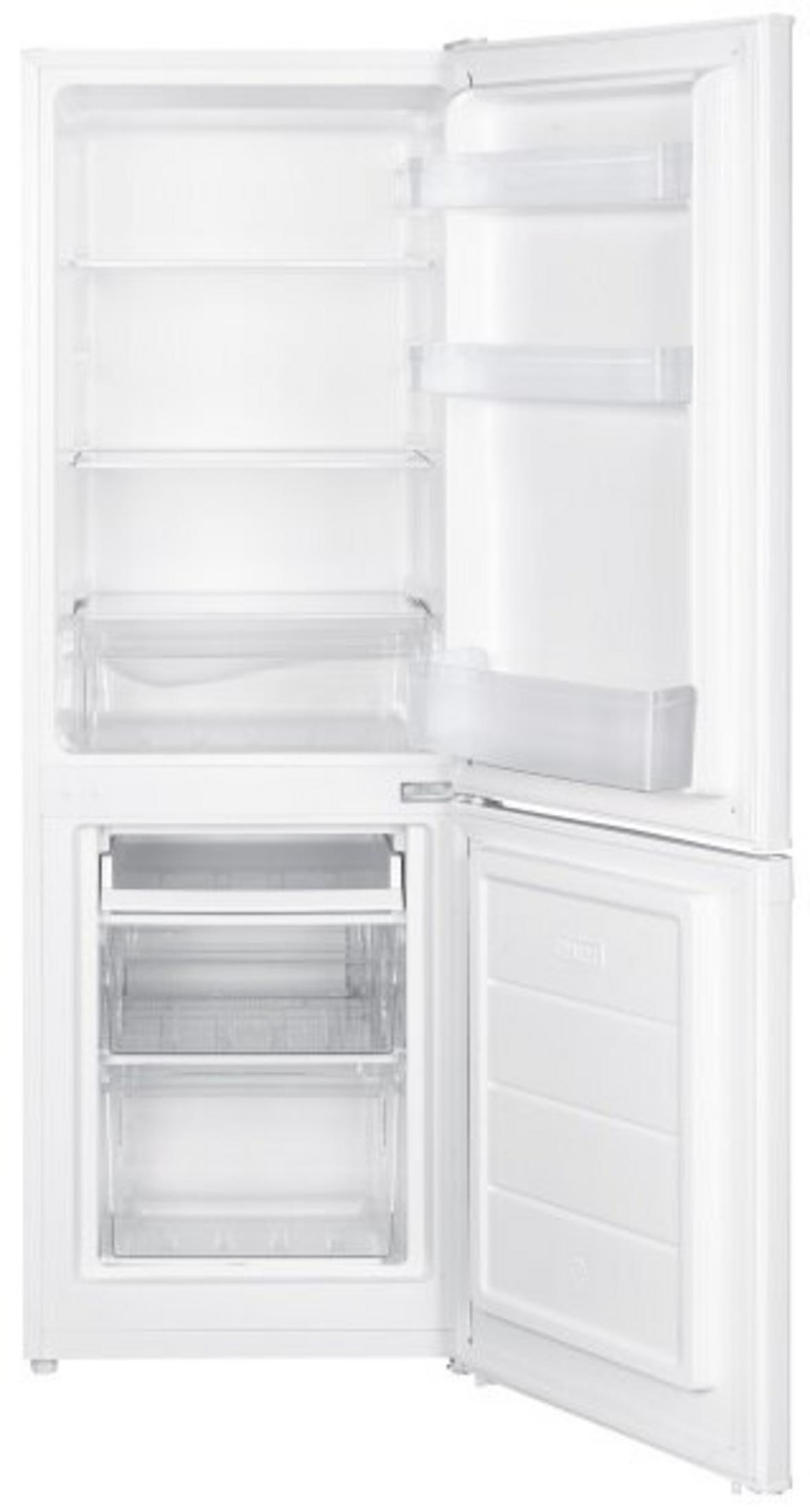Biała lodówka z otwartymi drzwiami. Wewnątrz widoczne półki i szuflady. Komora zamrażarki znajduje się na dole.