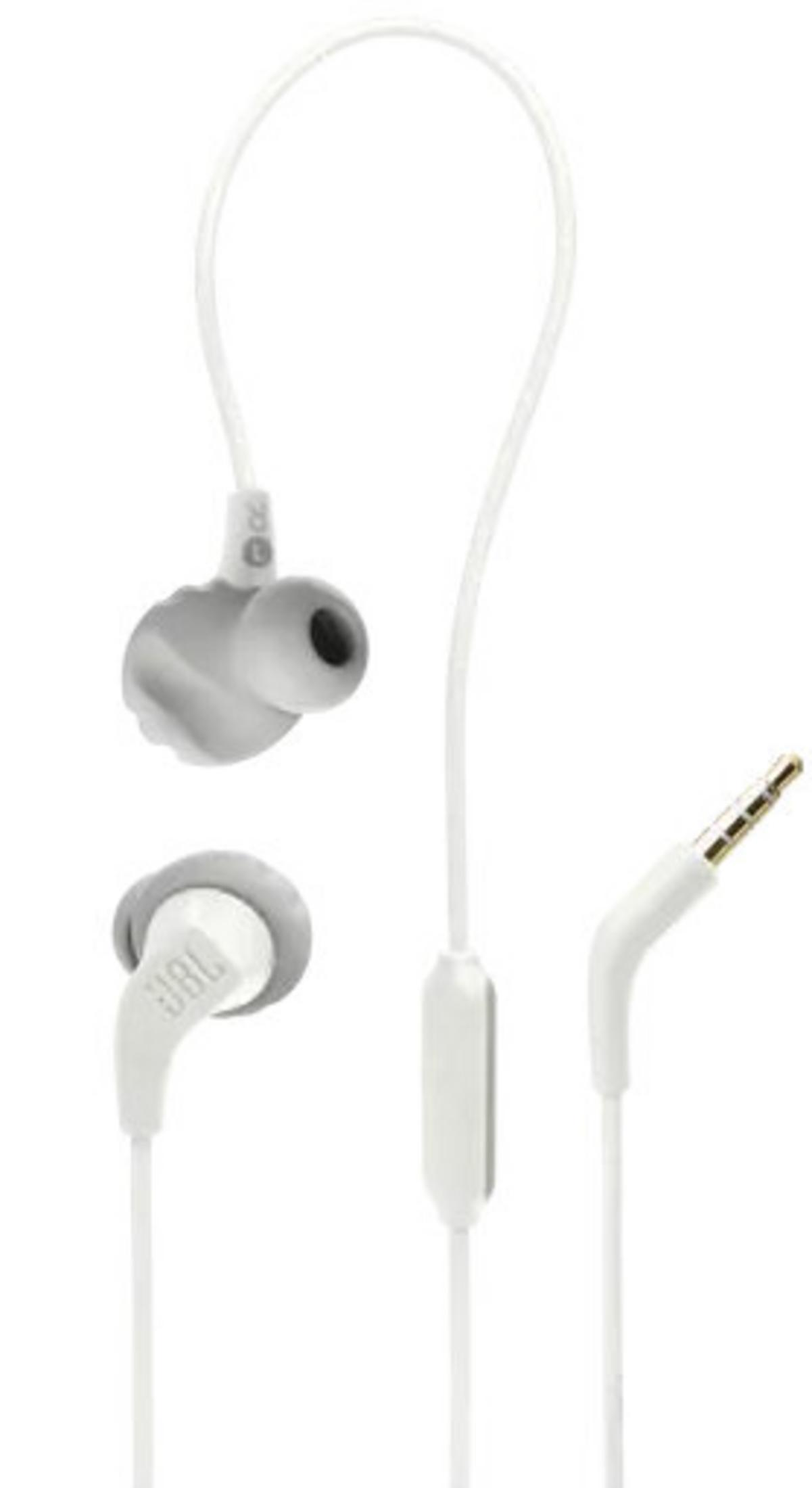 Auricolari JBL bianchi con cavi bianchi e jack con punta dorata. Gli auricolari hanno inserti grigi.