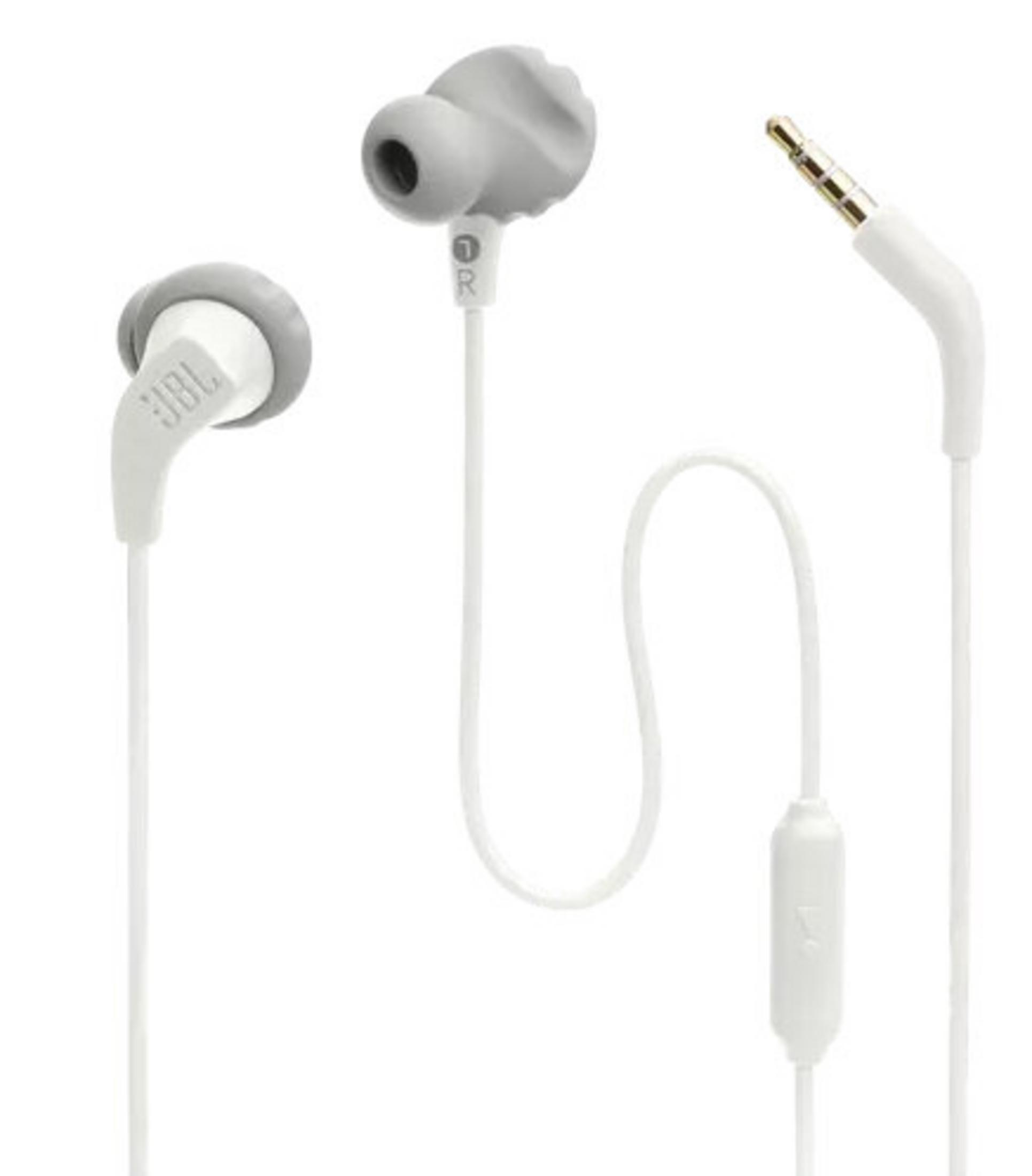 Auricolari bianchi con copri auricolari grigi e jack con punta dorata. Il cavo ha un modulo di controllo.