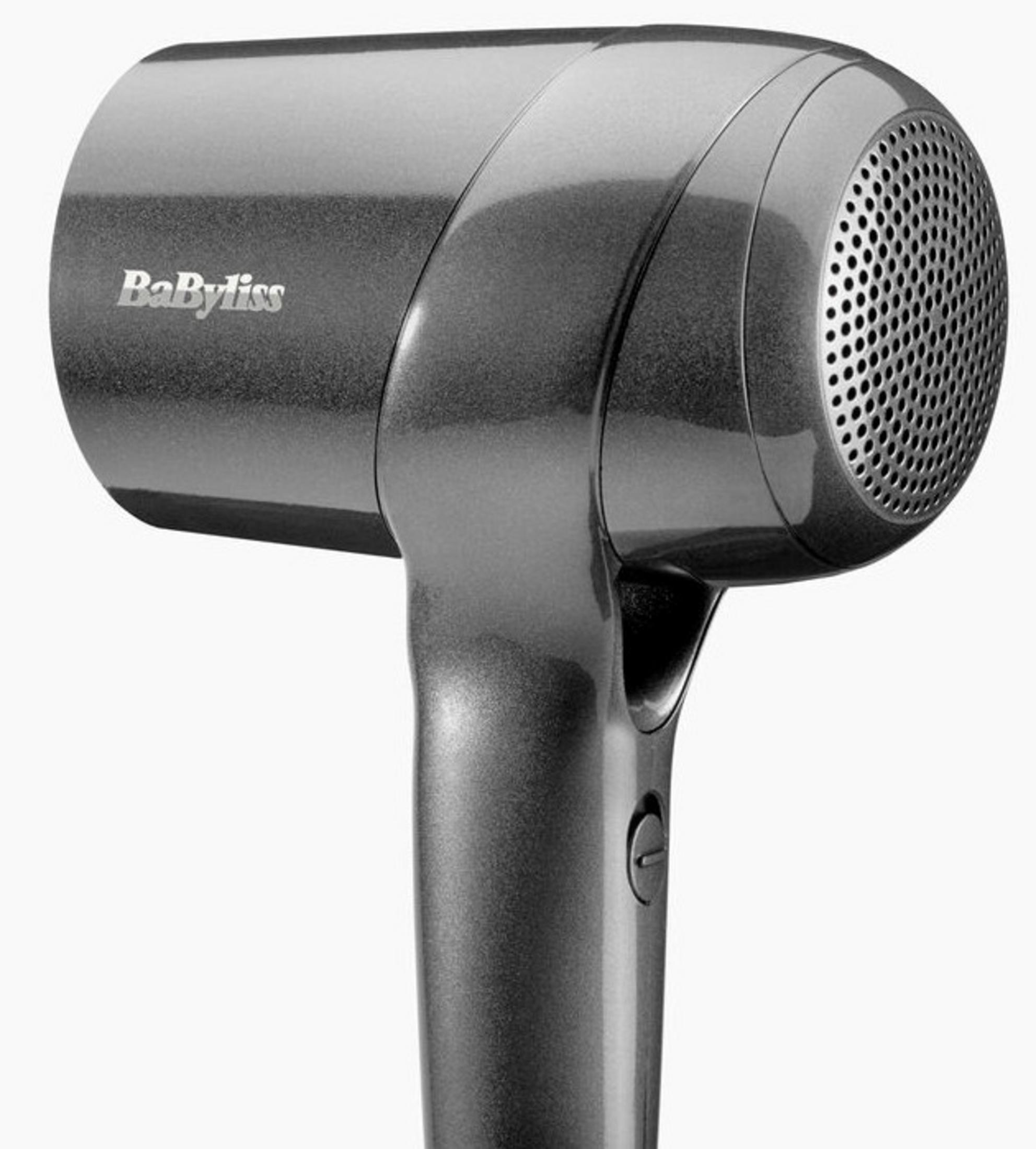 È mostrato un asciugacapelli Babyliss grigio. Ha un'estremità anteriore perforata e un'impugnatura curva con un pulsante.