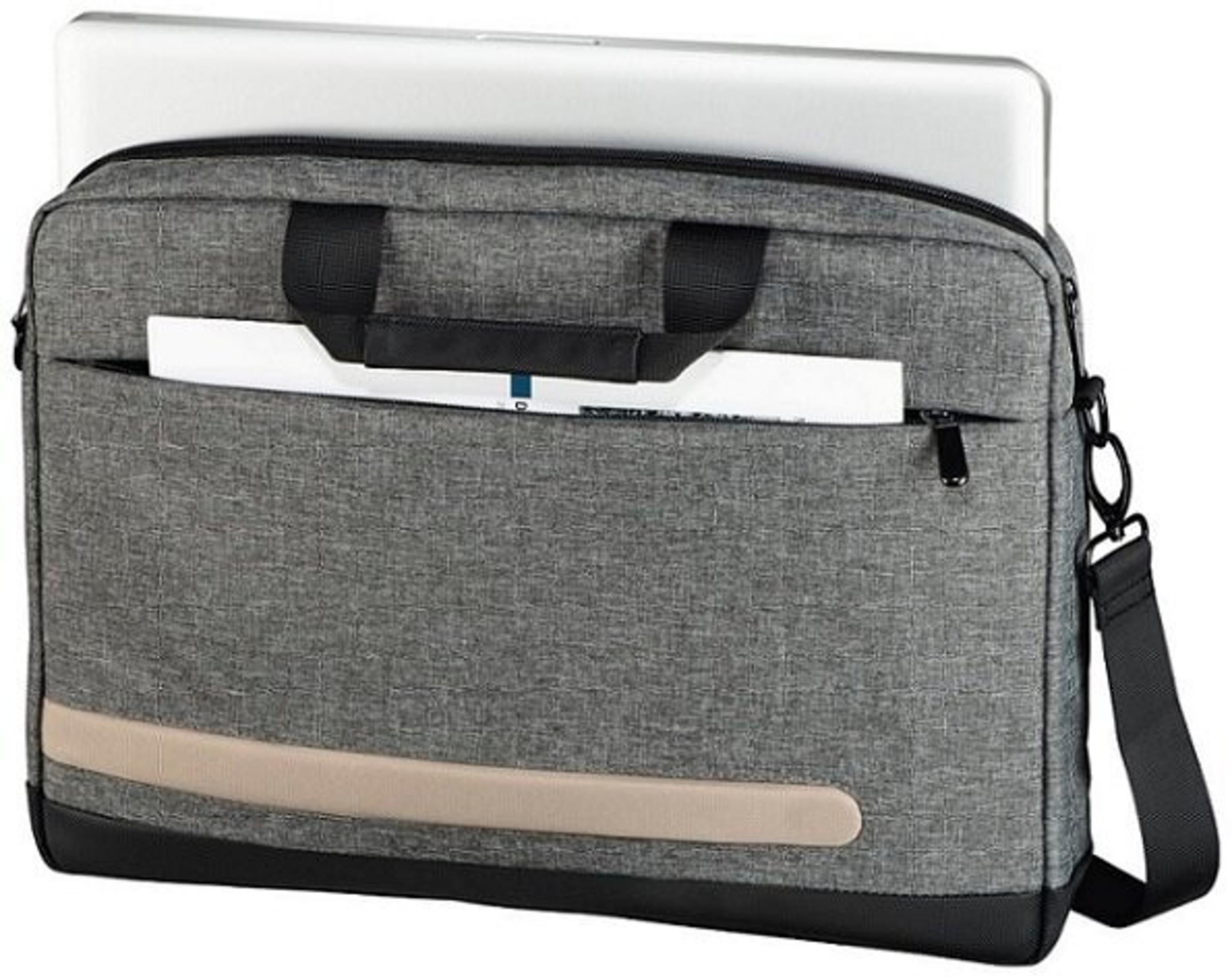 Eine graue Laptoptasche mit einem weißen Laptop darin. Sie hat einen Schultergurt und einen beigen Streifen.