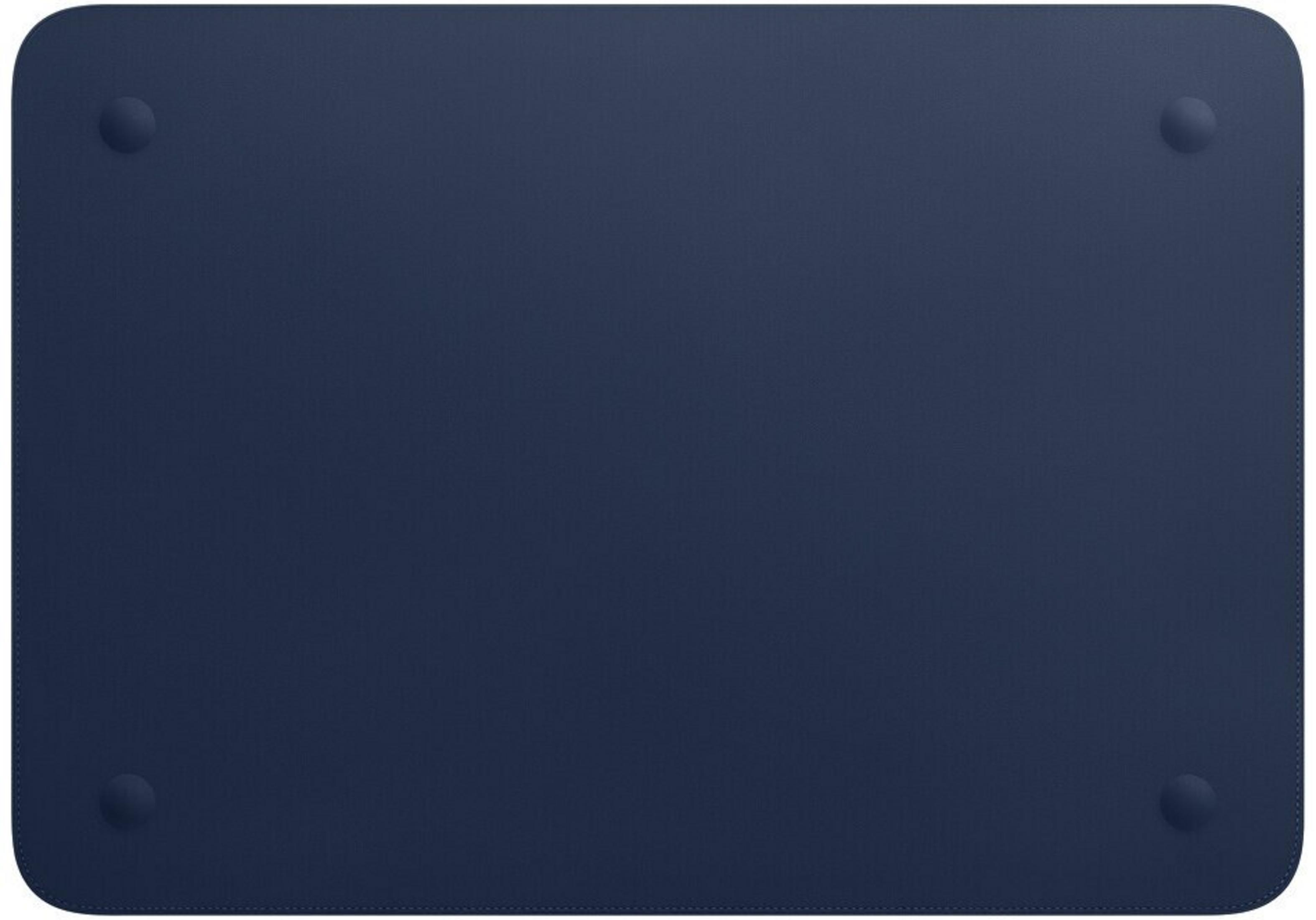 Eine marineblaue rechteckige Matte mit abgerundeten Ecken und vier dunkelblauen knopfartigen Merkmalen.