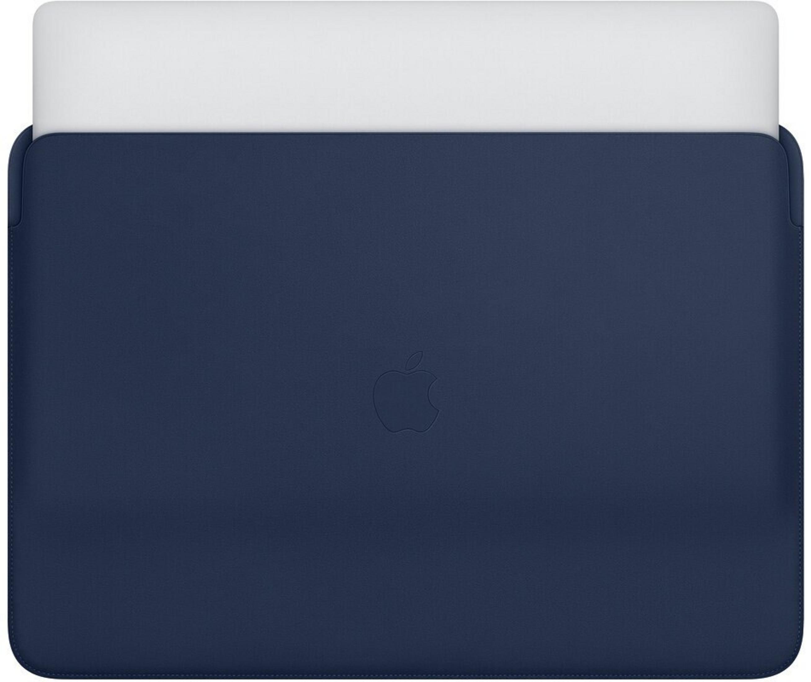 Eine marineblaue Laptop-Hülle mit einem weißen Laptop darin. Ein Apple-Logo ist geprägt.