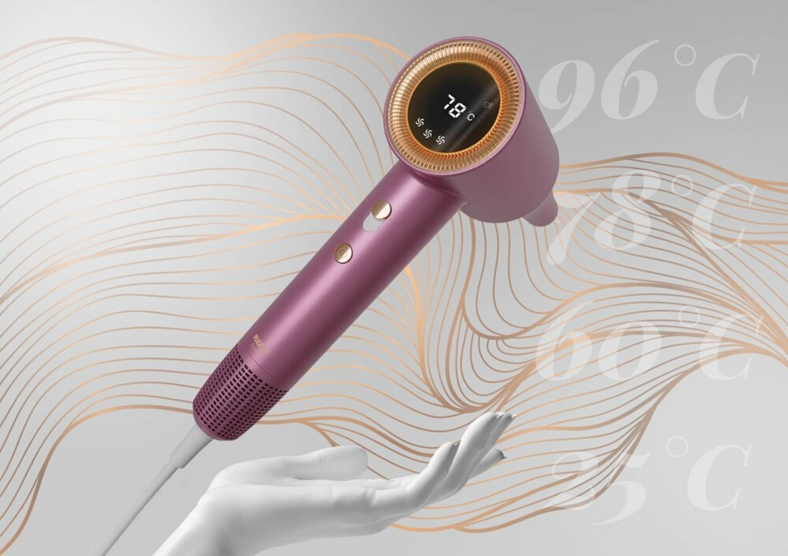 Ein pinkfarbener Haartrockner mit Digitalanzeige, die die Temperatur anzeigt, über einer weißen Hand gehalten. Hintergrund goldene Linien.