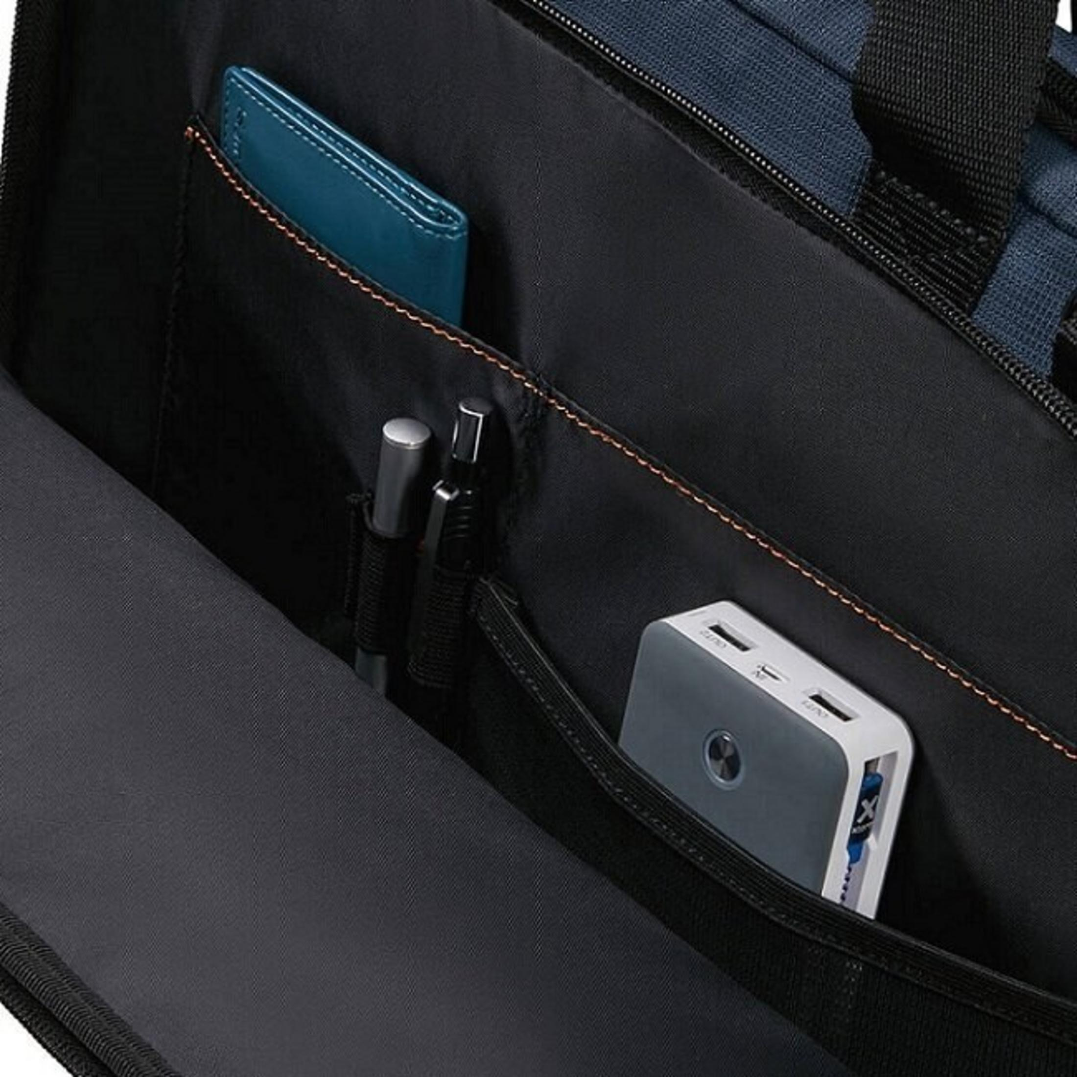 Siyah bir çantanın içinde mavi bir cüzdan, kalemler ve bir powerbank görülüyor. Turuncu dikişler cepleri vurguluyor.