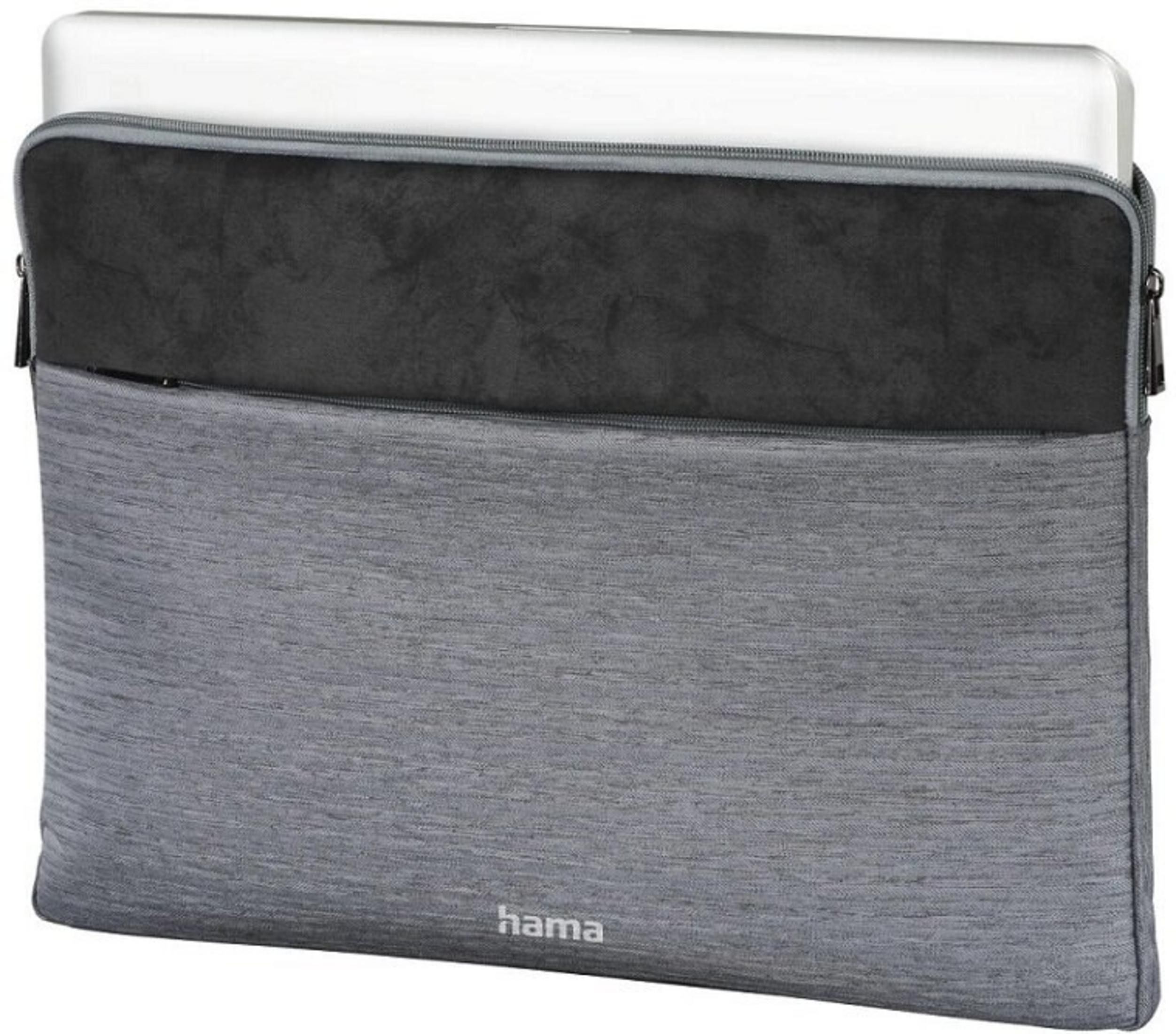 Szare etui na laptopa z czarną górną częścią. W środku jest laptop. Z przodu widnieje nazwa marki 'hama'.