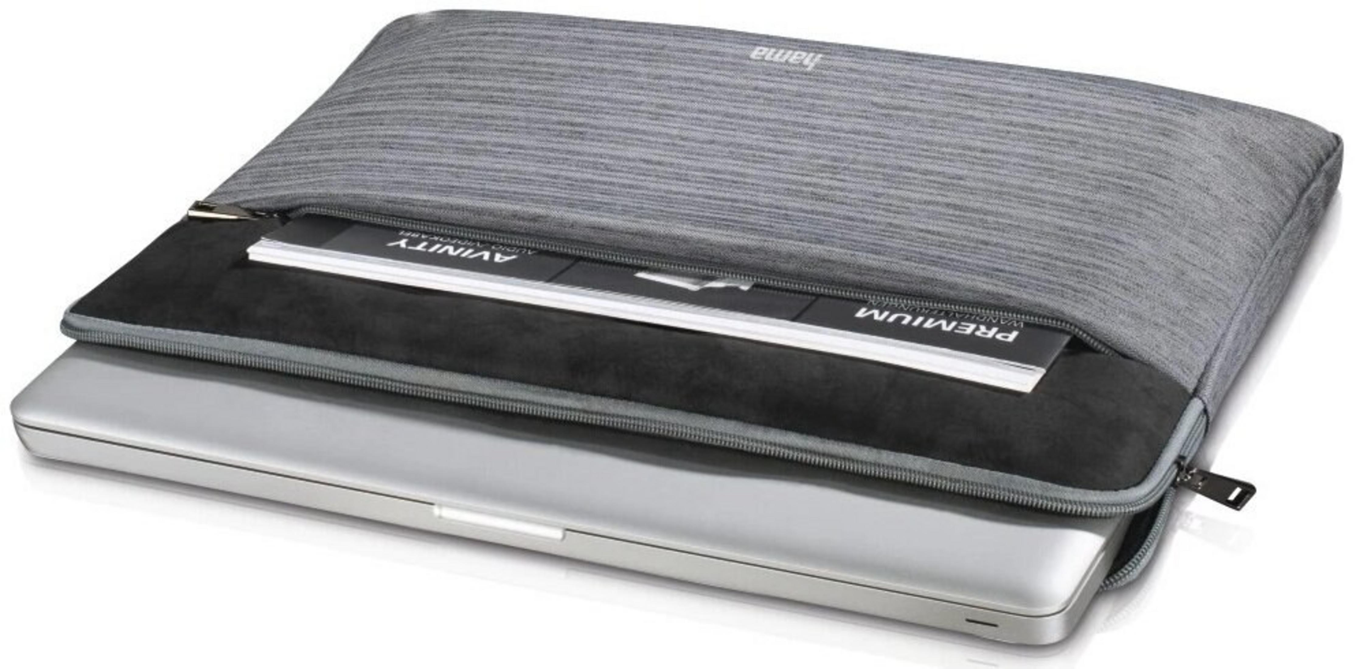 Laptop w szarej obudowie Hama. Obudowa otwarta, pokazująca dokumenty. Czarne i szare kolory. Widoczny zamek błyskawiczny.