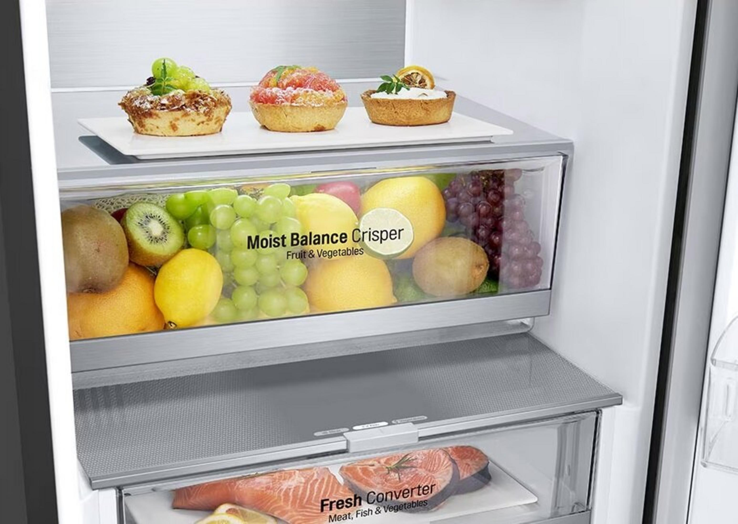 Wnętrze lodówki. Górna półka: ciasta. Środkowa półka: owoce i warzywa. Dolna półka: ryby. Wszystko świeże.