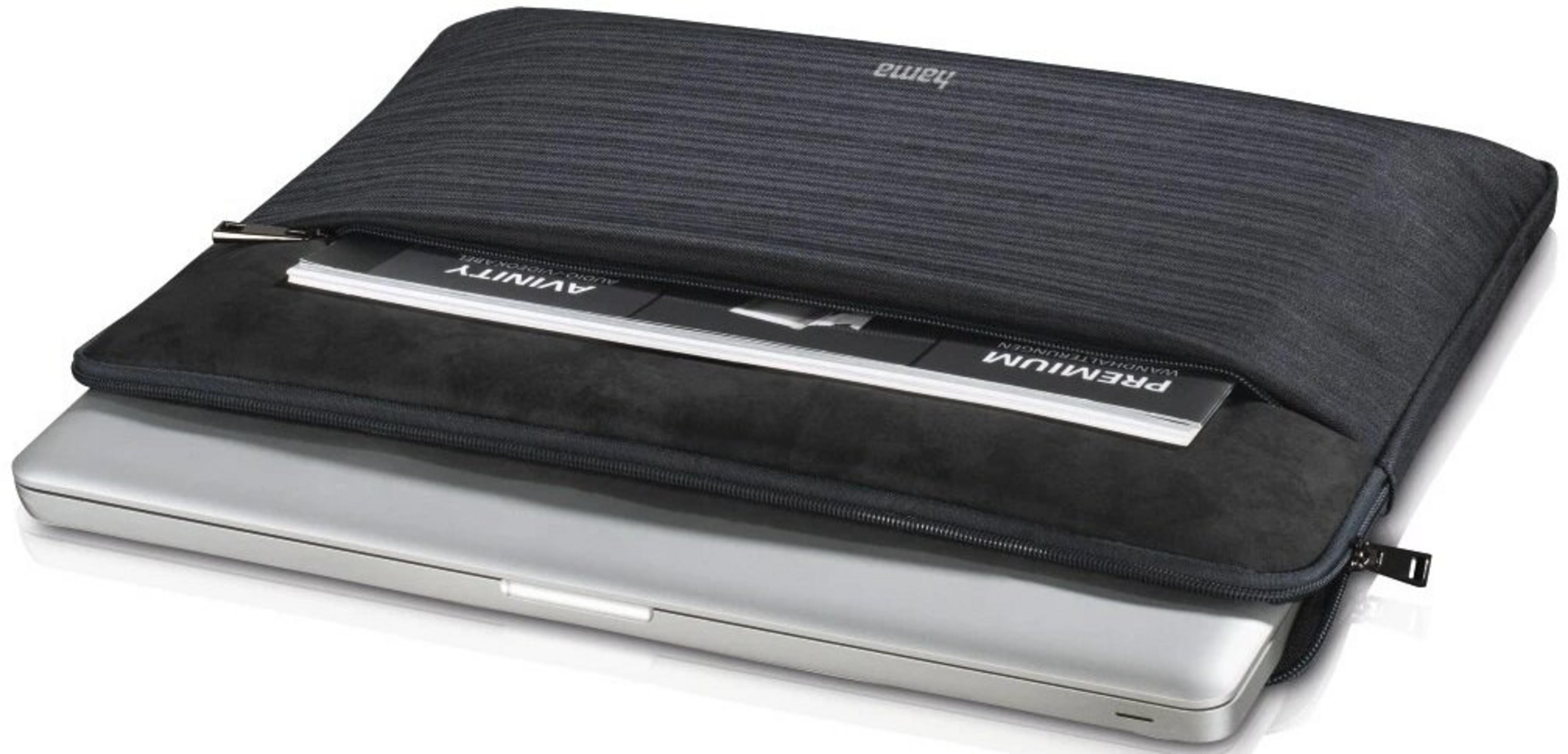 Laptop w czarnym etui z zamkiem błyskawicznym. W środku magazyn. Marka 'hama' jest widoczna na etui.