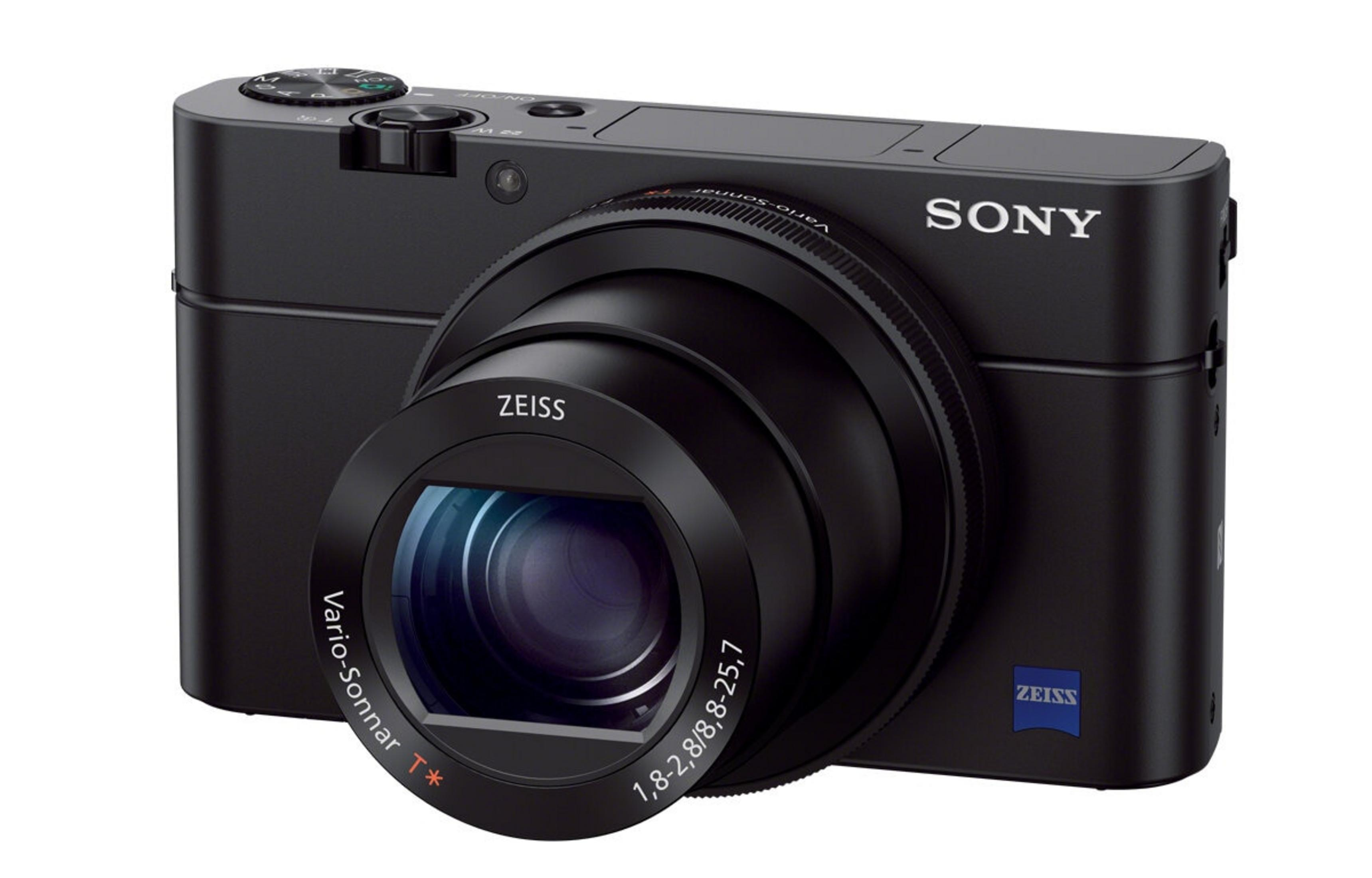 Eine schwarze Sony-Kamera mit Zeiss-Objektiv auf weißem Hintergrund. Die Kamera hat ein Objektiv und das Sony-Logo.