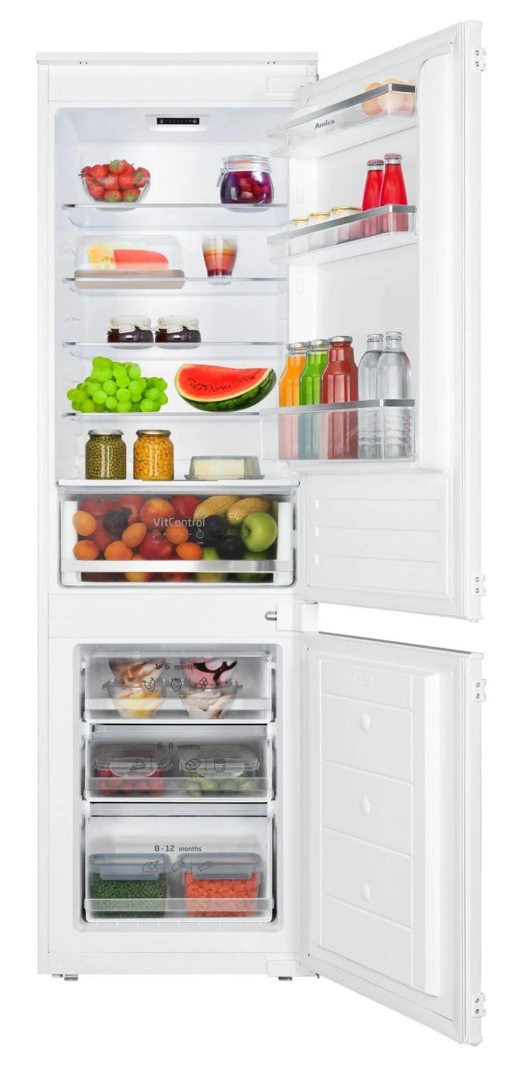 Geöffneter Kühlschrank mit Obst, Gemüse, Getränken und Tiefkühlkost. Die Tür ist geöffnet.