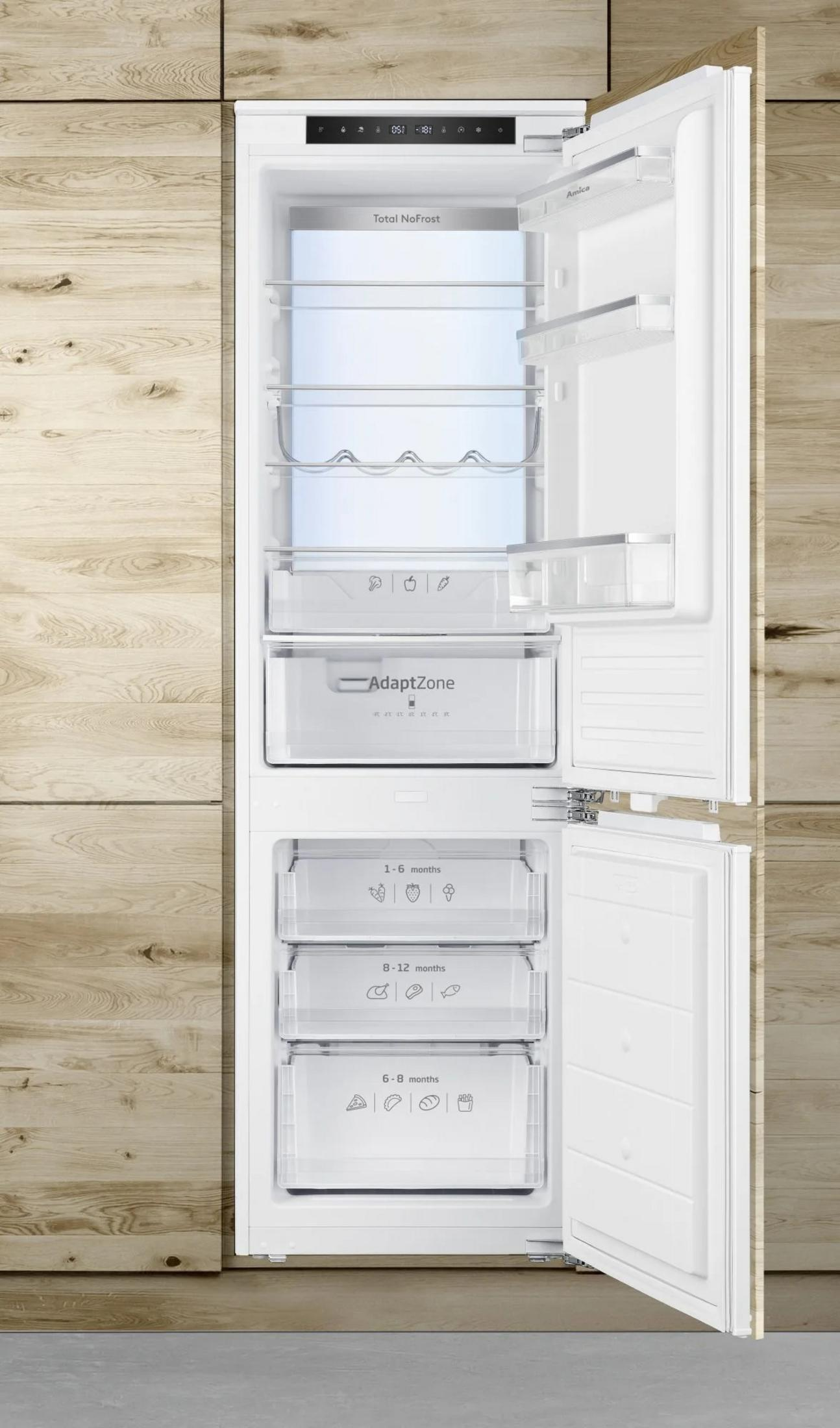 Frigorifero bianco aperto con ripiani e cassetti. Sfondo in legno. Porta aperta. Mostra 'AdaptZone' e indicatori di tempo di conservazione.