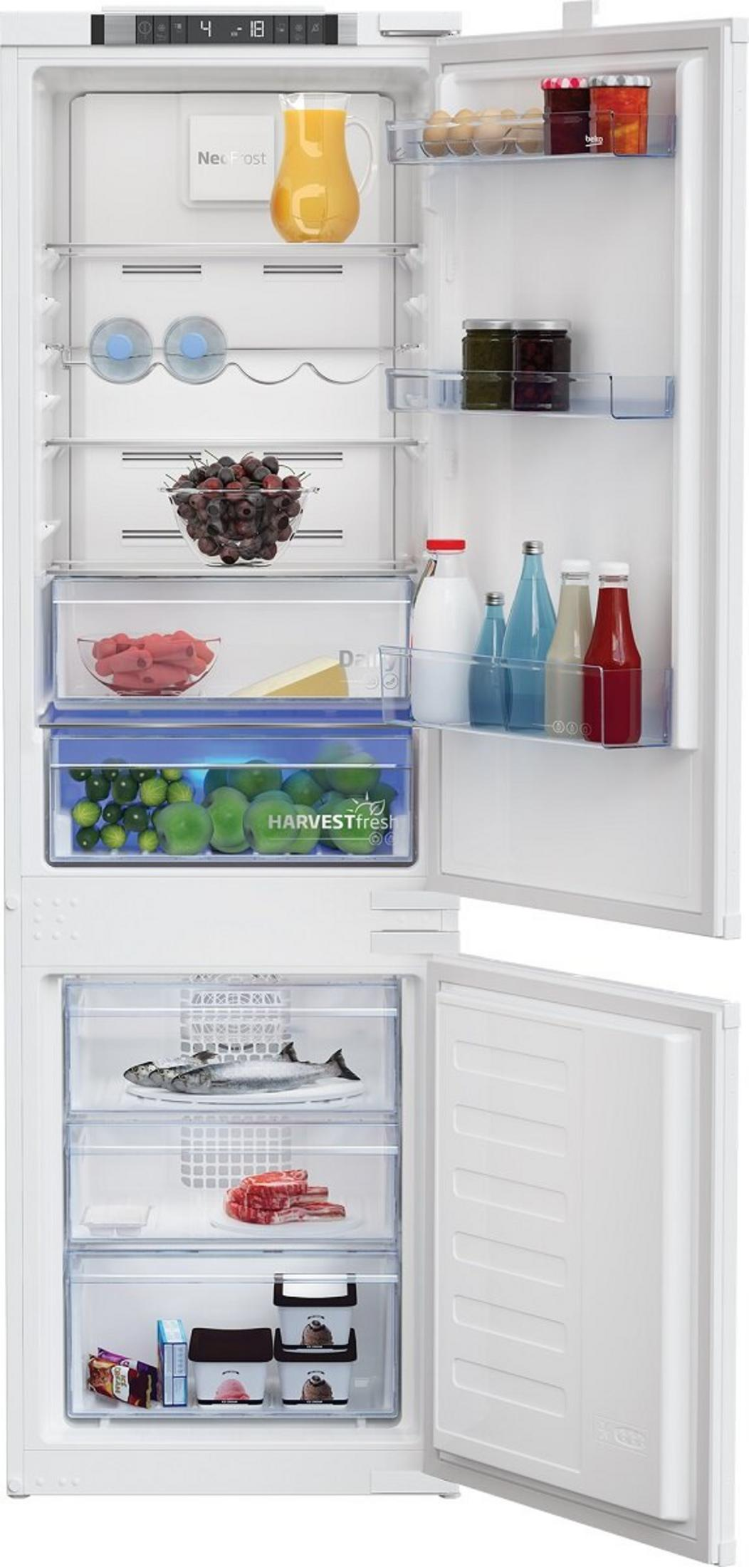 Ein weißer Kühlschrank mit offener Tür, gefüllt mit Lebensmitteln wie Obst, Gemüse, Getränken und Fisch.