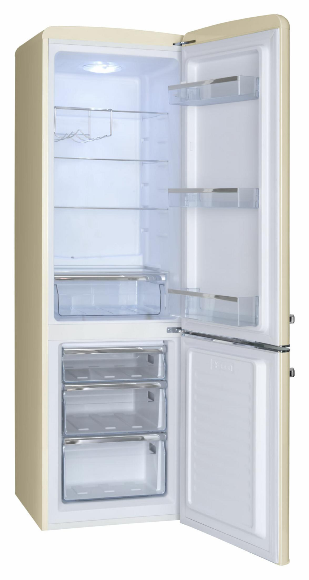 Beiger Kühlschrank mit offenen Türen. Innen gibt es Regale, Schubladen und ein Licht. Der Gefrierbereich befindet sich unten.