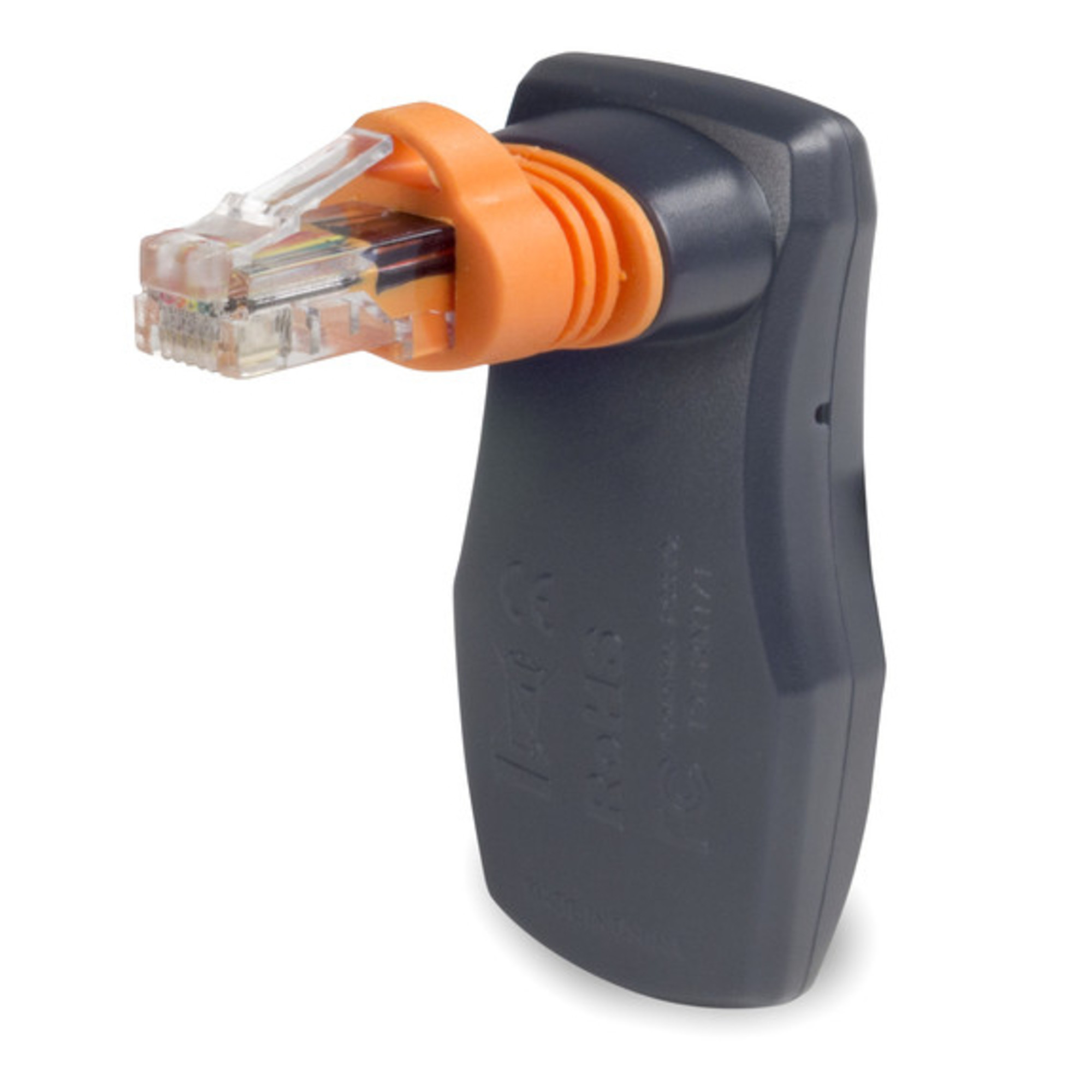 Ein dunkelgraues RJ45-Crimpwerkzeug mit einem orangefarbenen Ring, der einen transparenten RJ45-Stecker hält. Weißer Hintergrund.