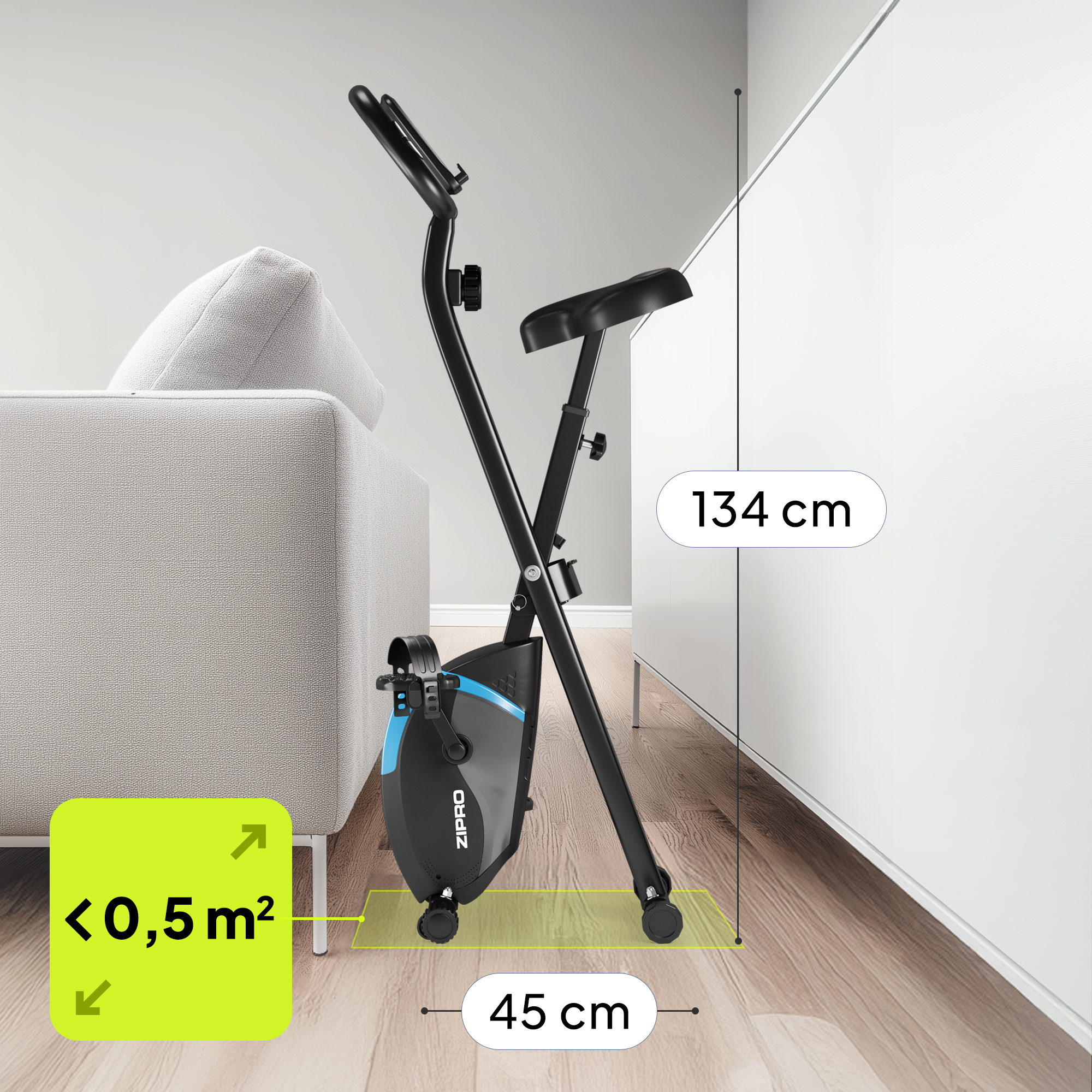 Schwarzes Trainingsfahrrad neben einem Sofa. Abmessungen: 134 cm hoch, 45 cm breit, Fläche <lt/>0,5 m2. Weißer Wandhintergrund.