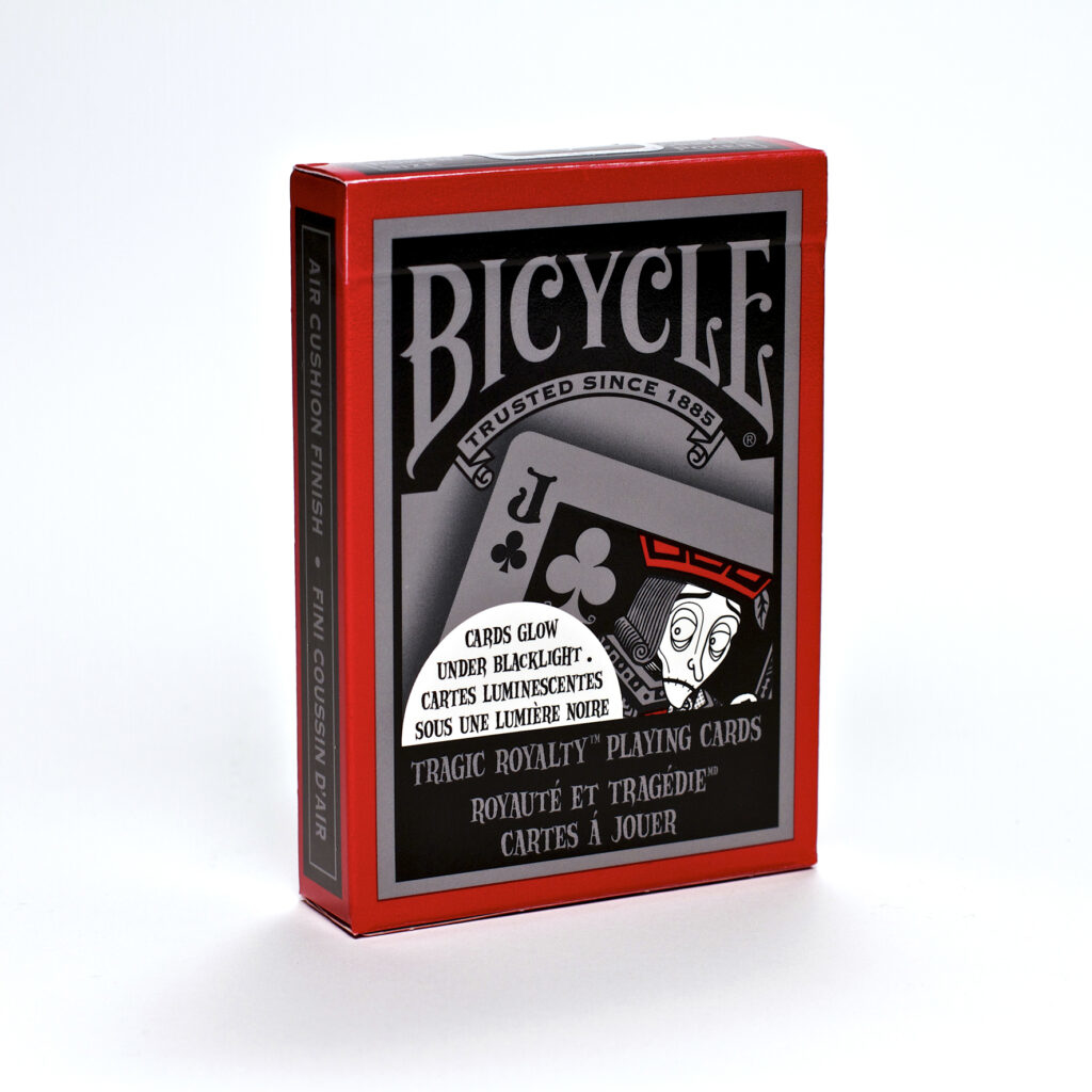 Eine Spielkartenbox von Bicycle. Roter Rahmen, Schwarz-Weiß-Bild einer Spielkarte und eines Königs. Text: 'Tragic Royalty'.