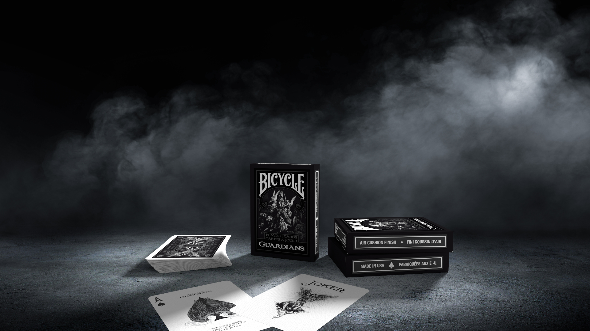 Spielkarten auf dunklem Untergrund. Mehrere Decks Bicycle Guardians-Karten sind sichtbar, zusammen mit dem Pik-Ass und dem Joker.