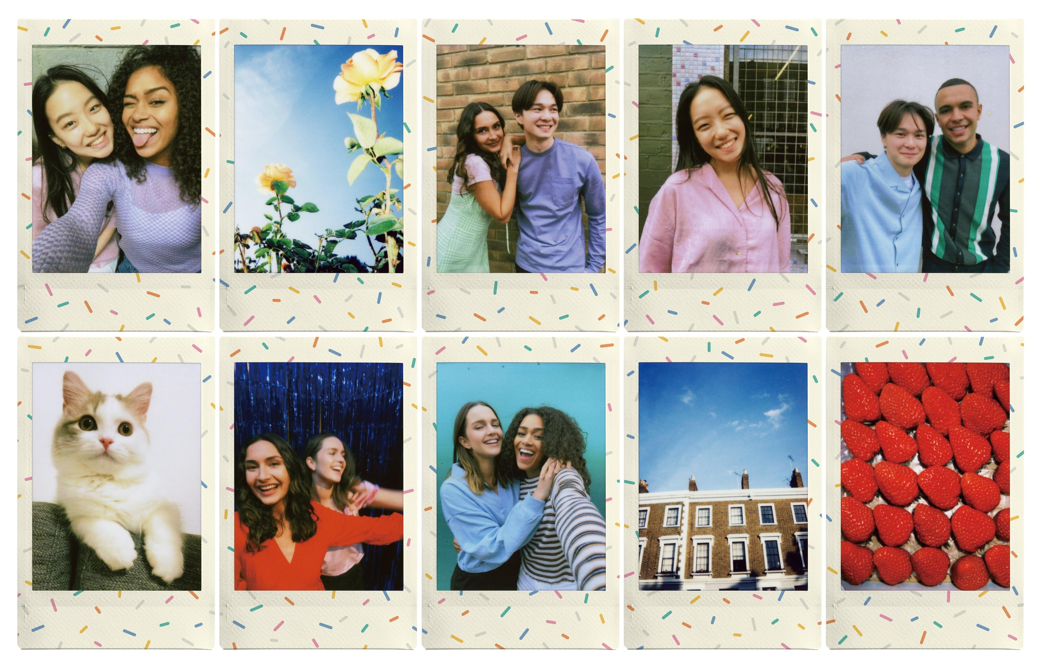 Dwie kobiety pozują, jedna wystawia język. Tło jest rozmyte. Obie się uśmiechają. Są na zdjęciu polaroidowym.