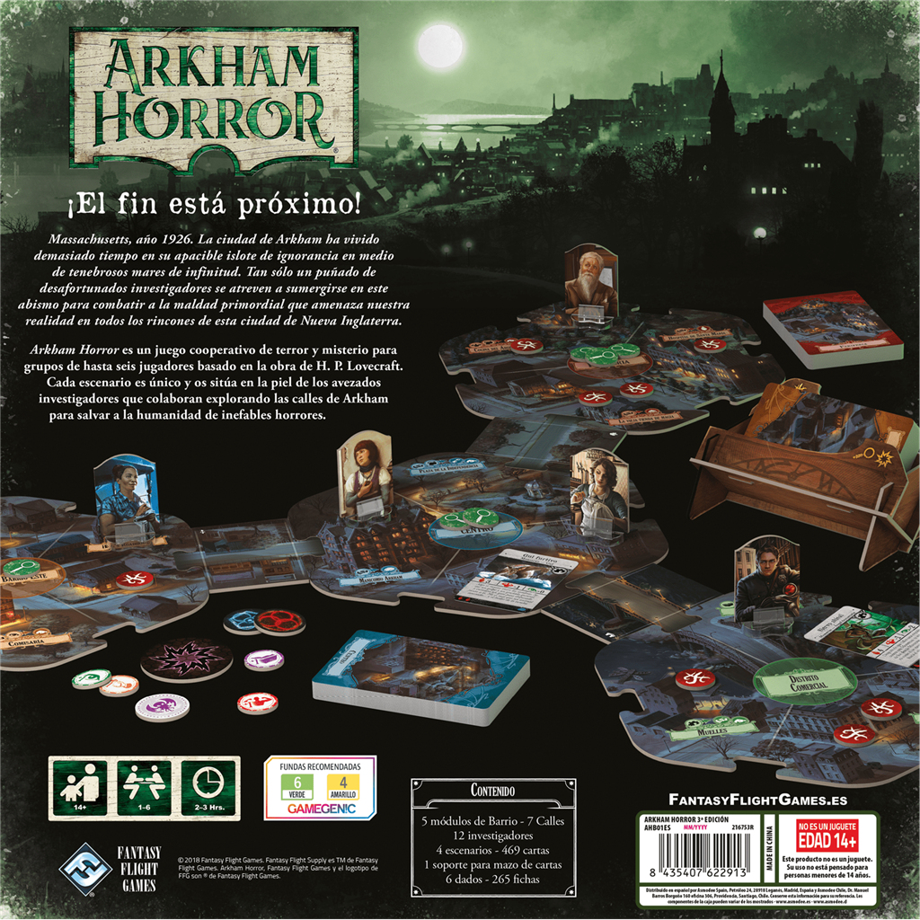Juego de mesa Arkham Horror. Tablero con cartas, figuras y fichas. Texto en inglés y español. Tema oscuro y misterioso.