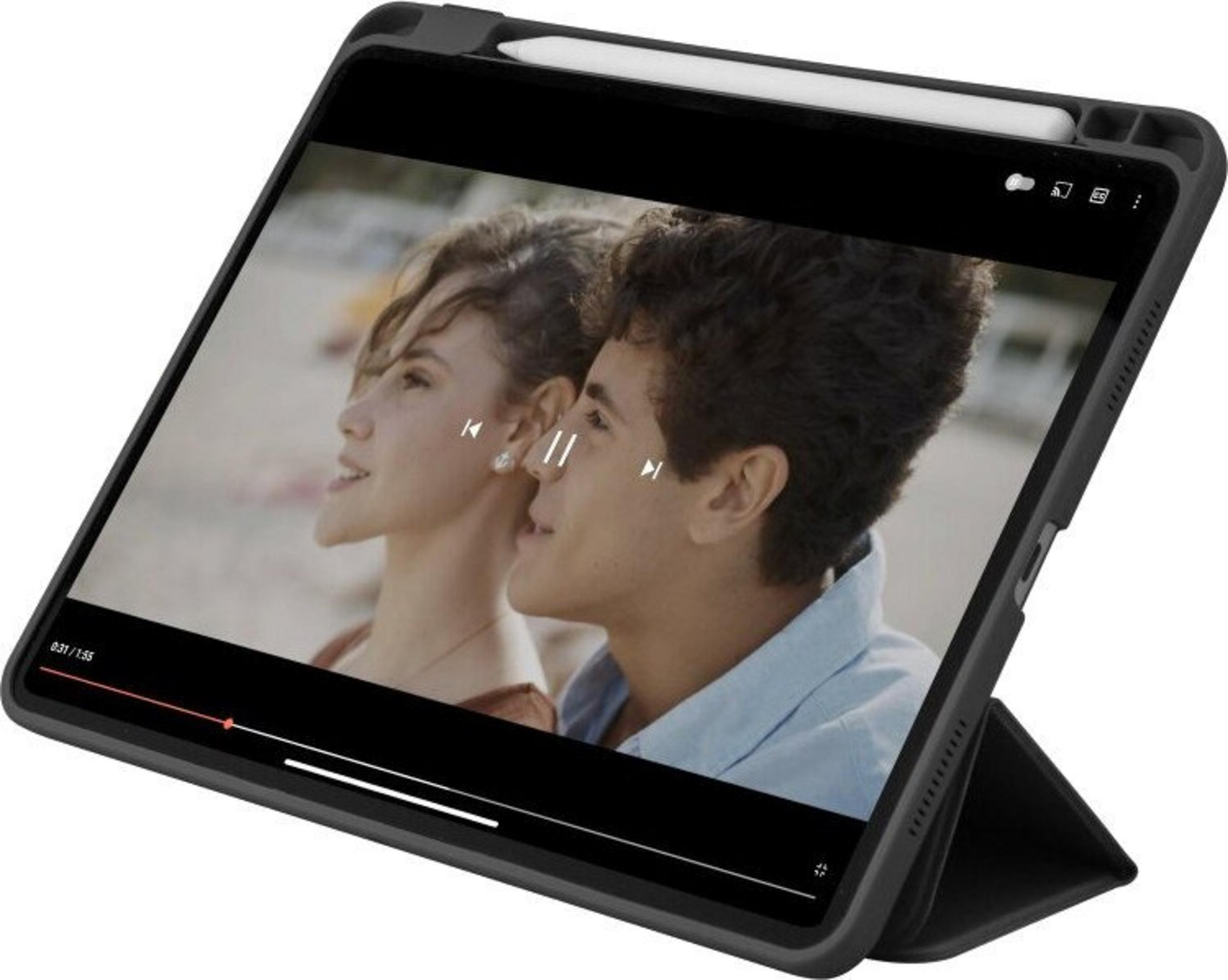 Una tableta muestra un video de dos personas. La tableta está en una funda negra y está apoyada.
