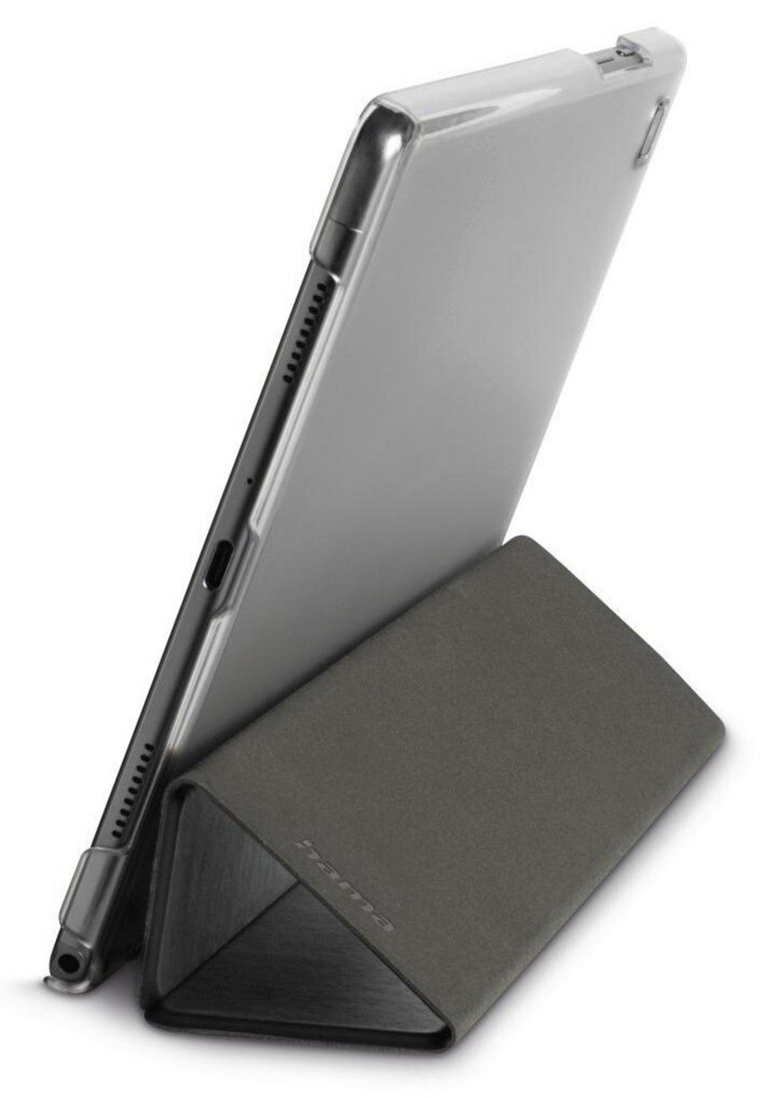 Ein Tablet in einer grauen Hülle wird auf einem dunkelgrauen Ständer aufgestellt. Das Tablet ist silberfarben. Der Hintergrund ist weiß.