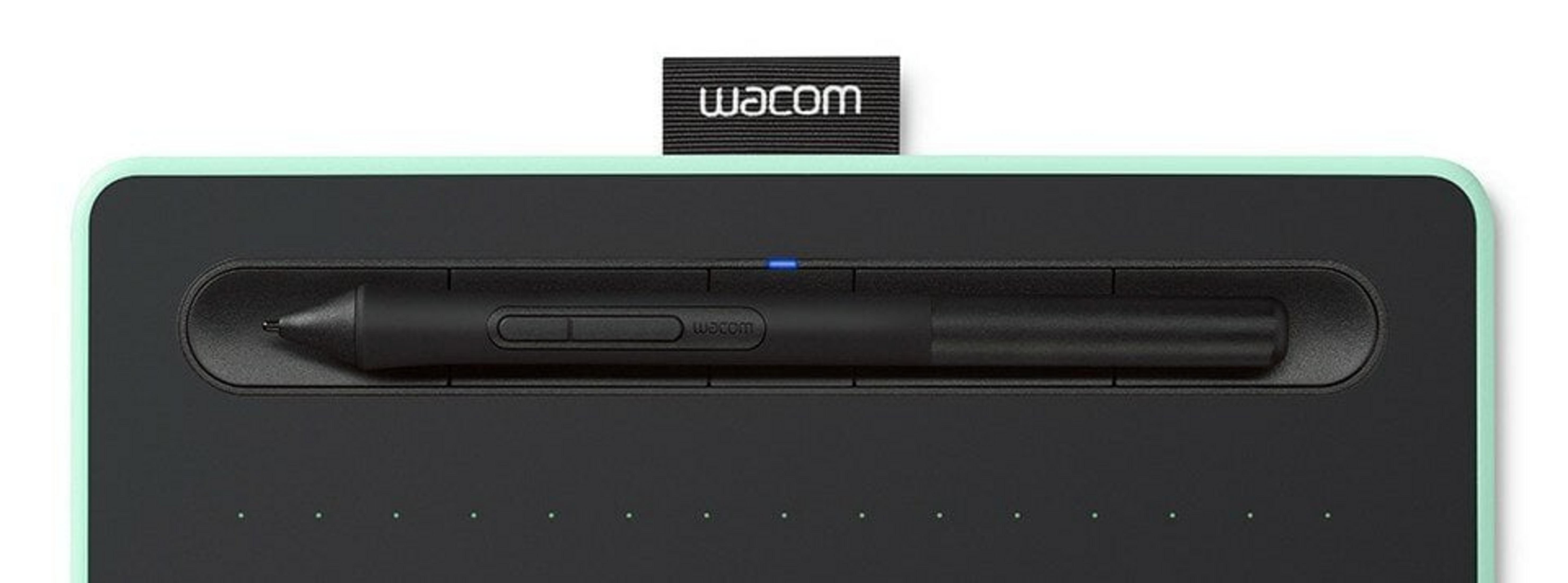 Tavoletta grafica Wacom con stilo. La tavoletta è nera con bordo verde menta. C'è una cinghia nera con testo Wacom in alto.