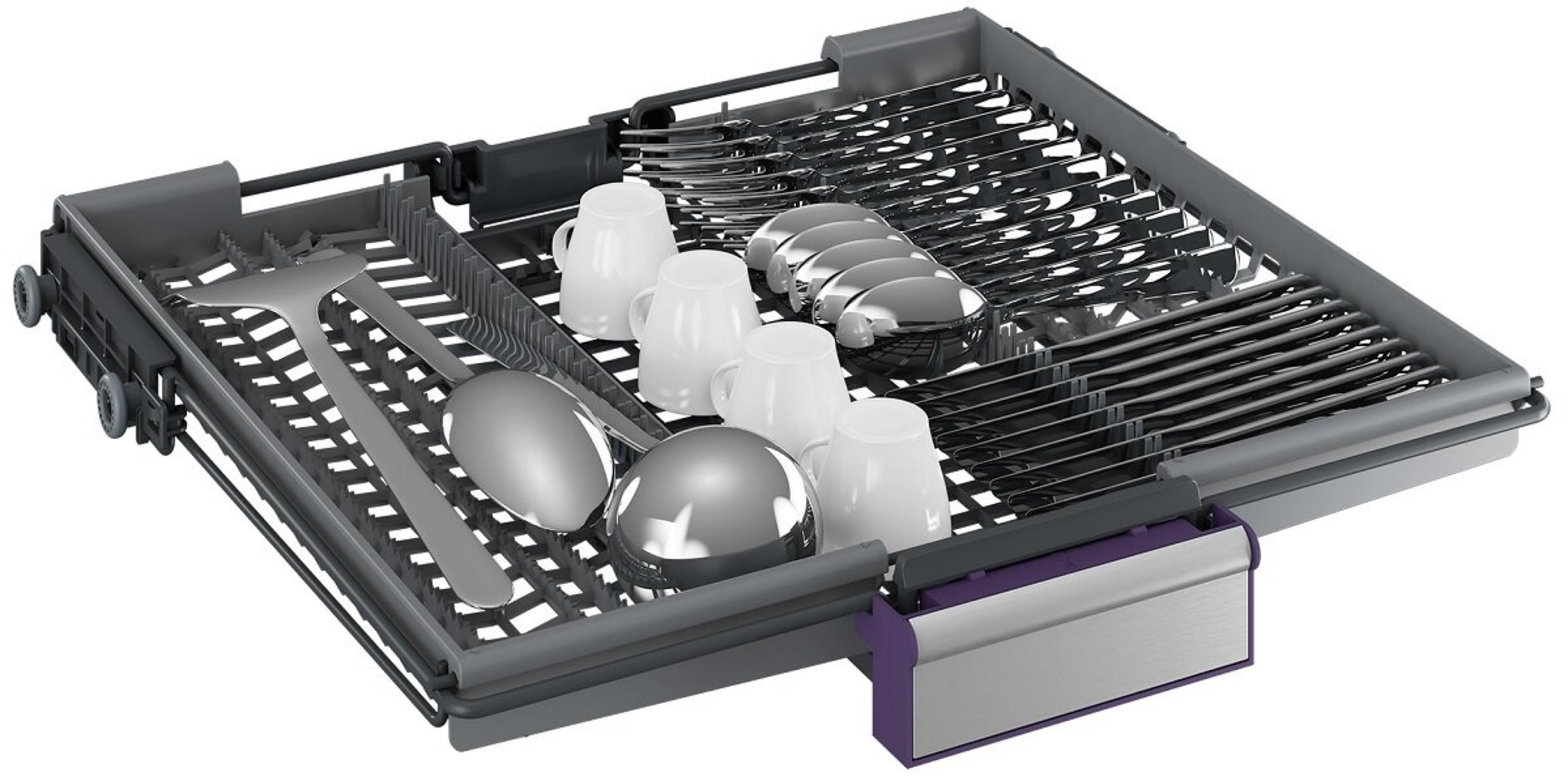 Un cestello per lavastoviglie pieno di posate, tazze e cucchiai da portata. Il cestello è grigio con accenti viola.