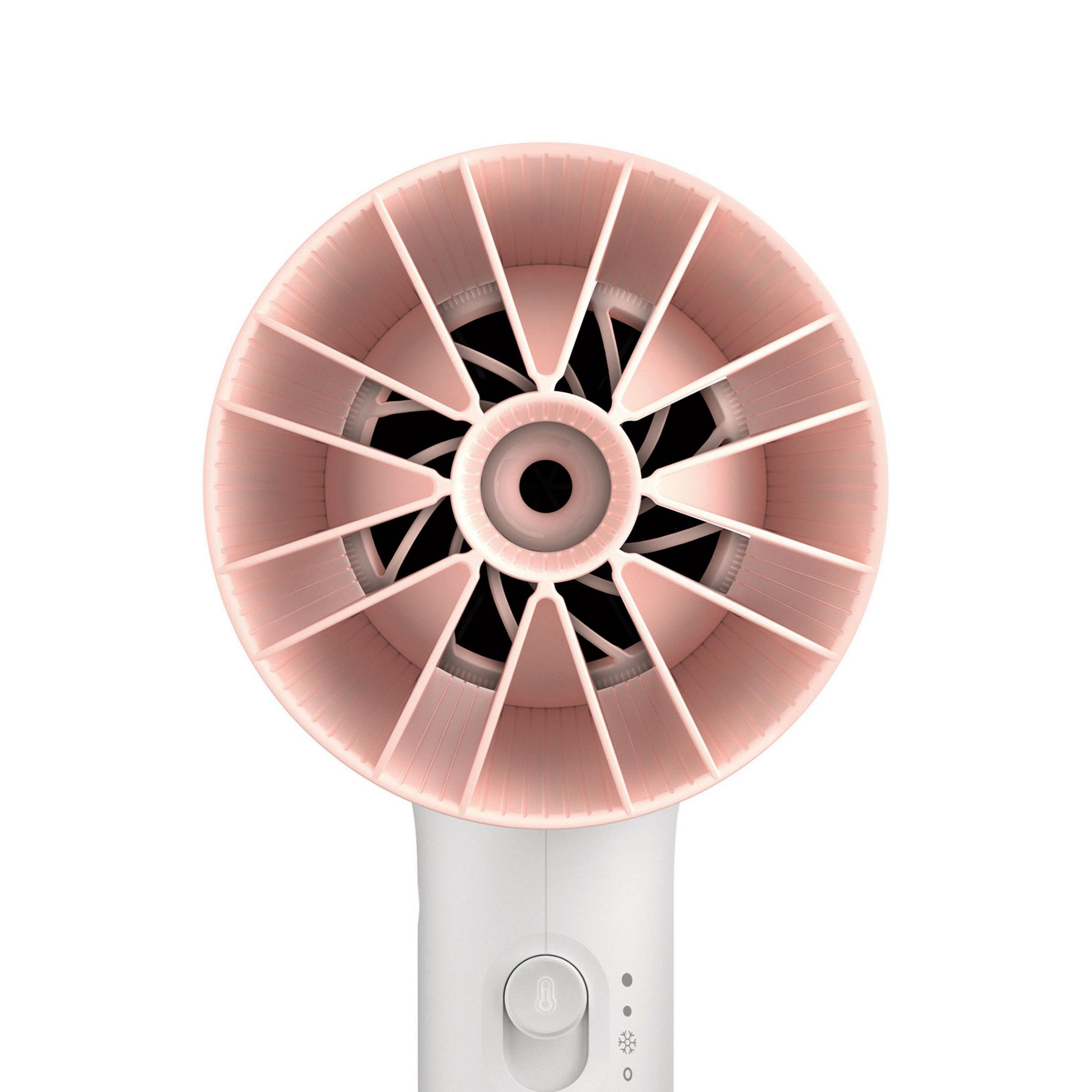 Een witte en roze haardroger wordt van voren getoond. De ventilator is roze, de handgreep is wit. Witte achtergrond.